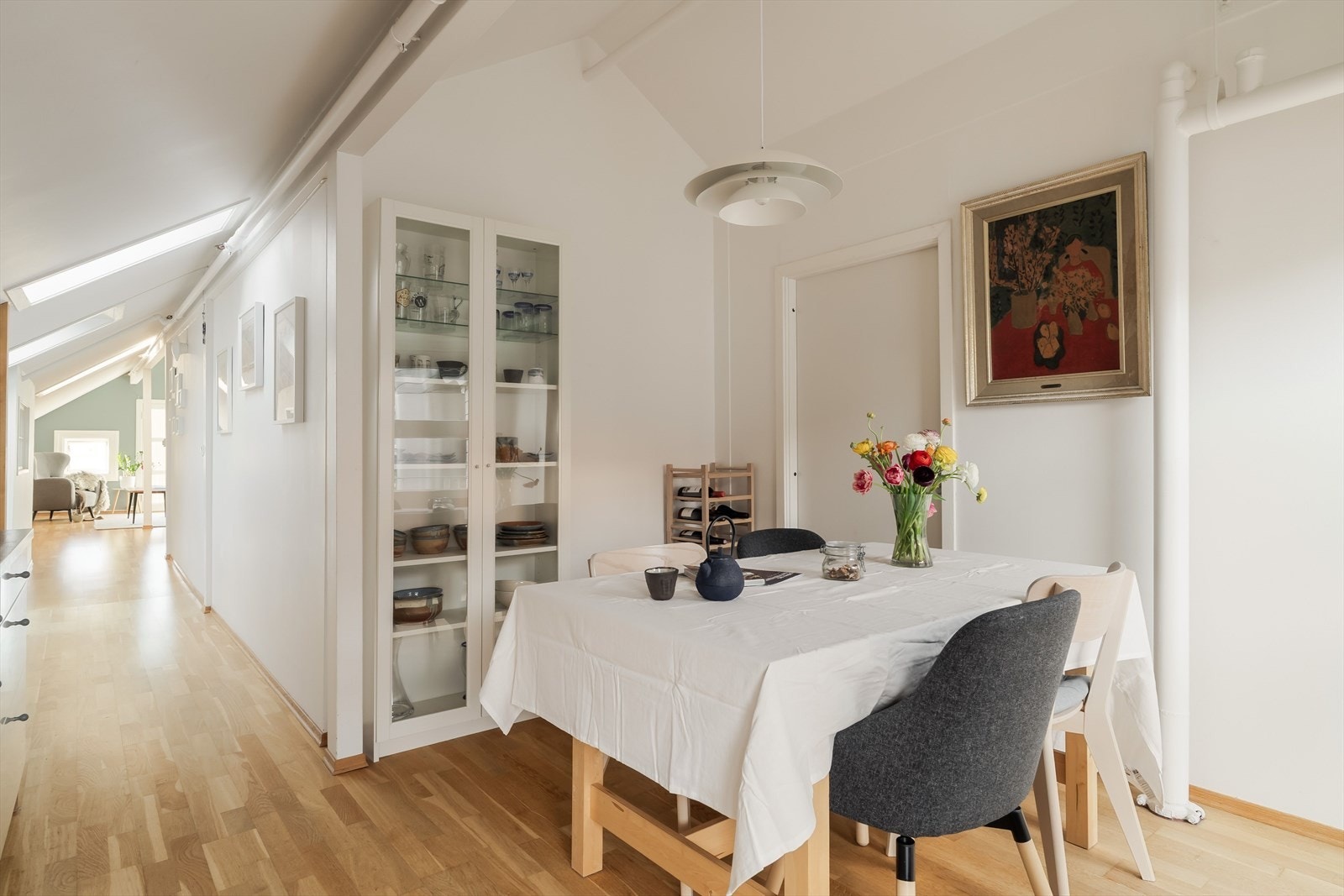 Det er godt med plass til spisebord på kjøkkenet. Galleribilde