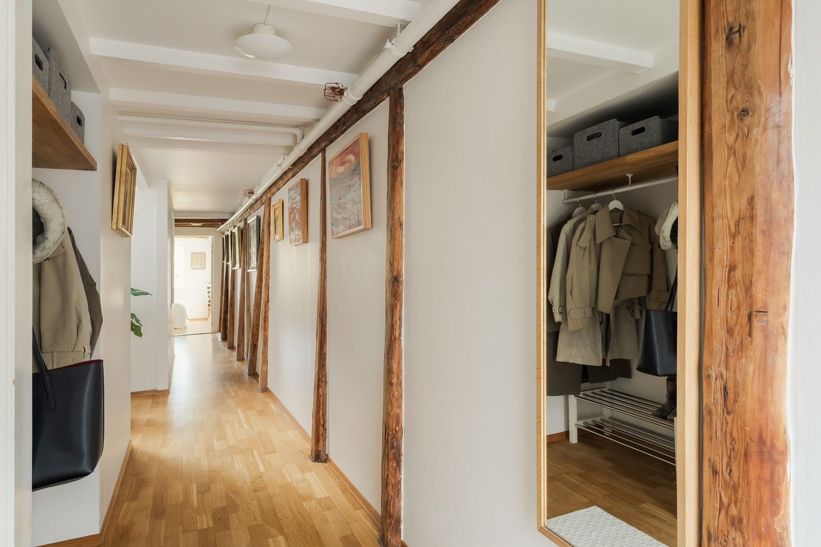 Vel inne blir vi ønsket velkommen i en langstrakt, pen entré på ca. 16 kvm. Galleribilde