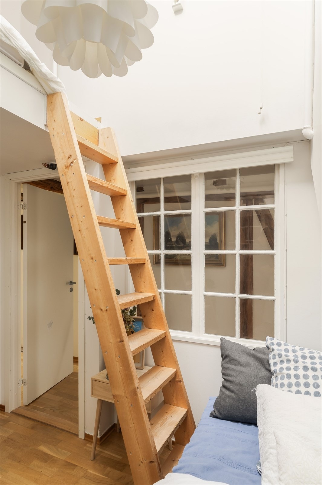 Det minste soverommet har en tretrapp opp til en praktisk hems. Galleribilde