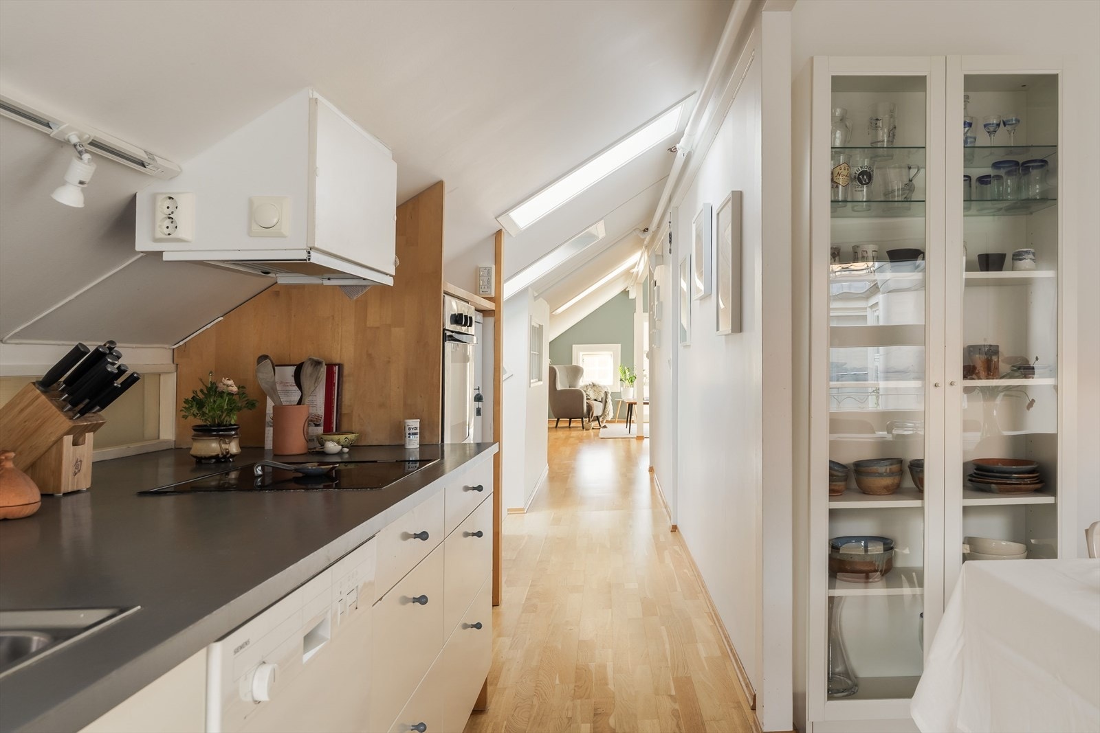 Kjøkkenet har en ekstra dyp, grå laminatbenkeplate. Galleribilde