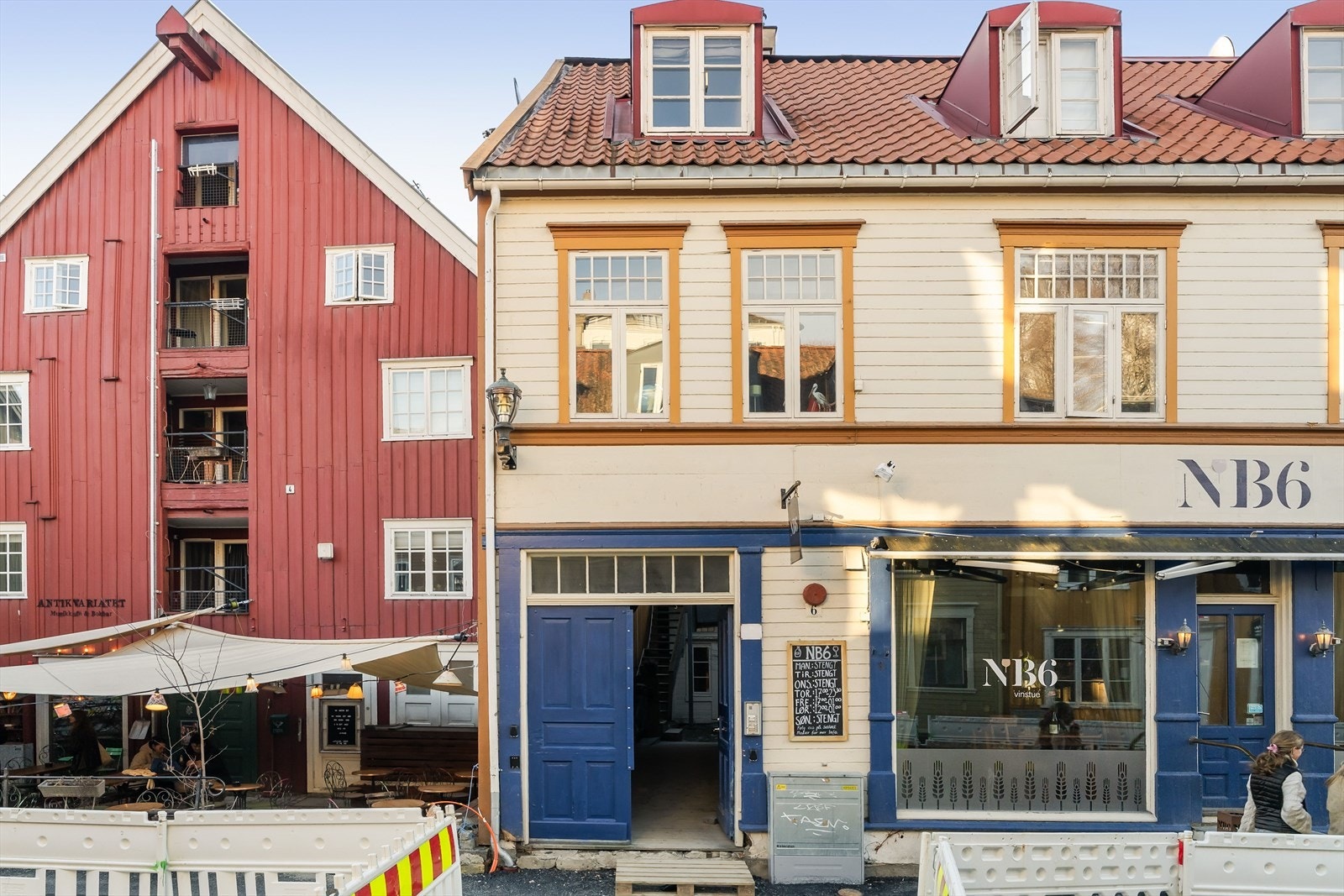 Beliggenheten er særdeles attraktiv, med umiddelbar nærhet til koselige spisesteder og kafeer. Galleribilde