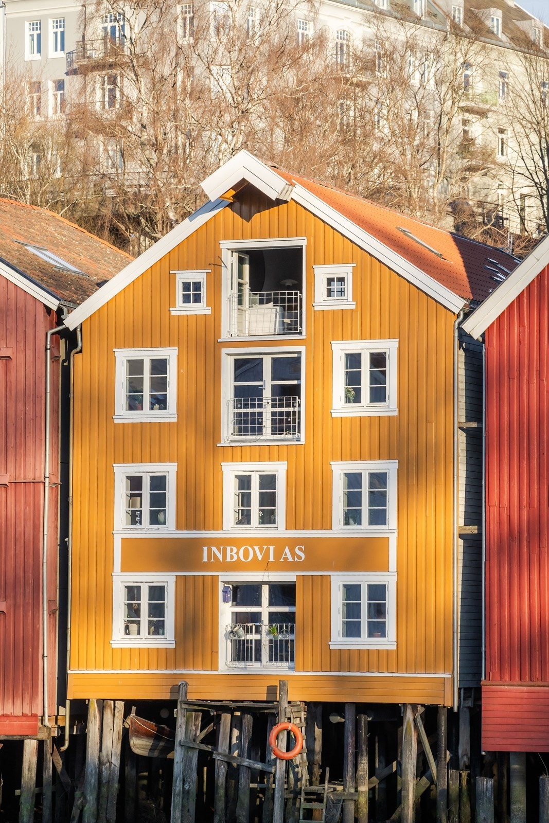 Leiligheten strekker seg over deler av 3. etasje og loftet i den vakre bygningen fra 1790. Galleribilde