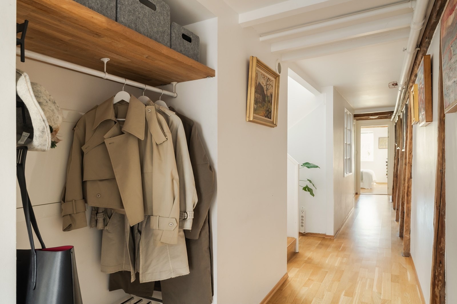 I en nisje i entreen er det en åpen, praktisk garderobeløsning. Galleribilde