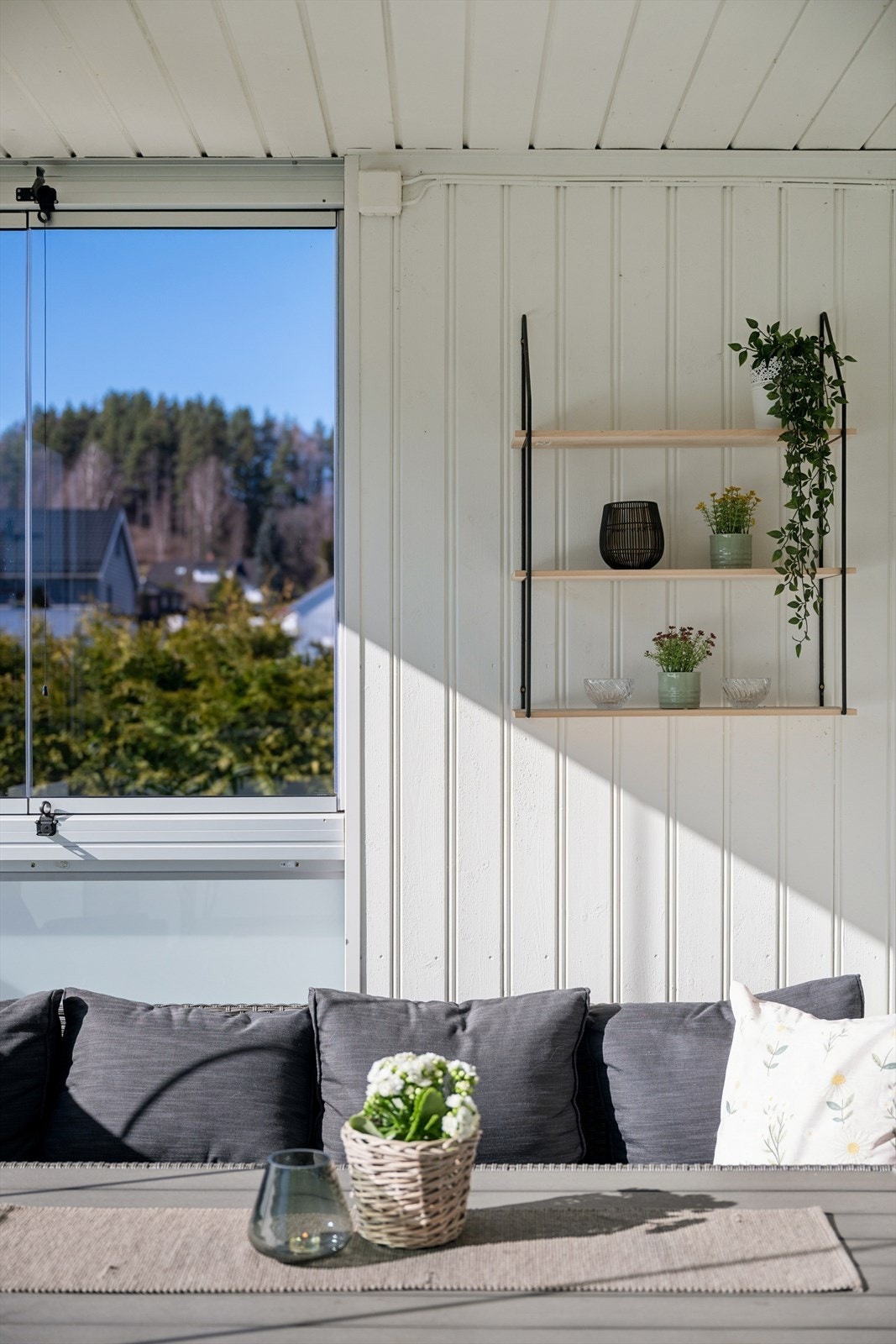 Glassfeltene på balkongen kan enkelt skyves til side for å åpne opp på varme dager. Galleribilde