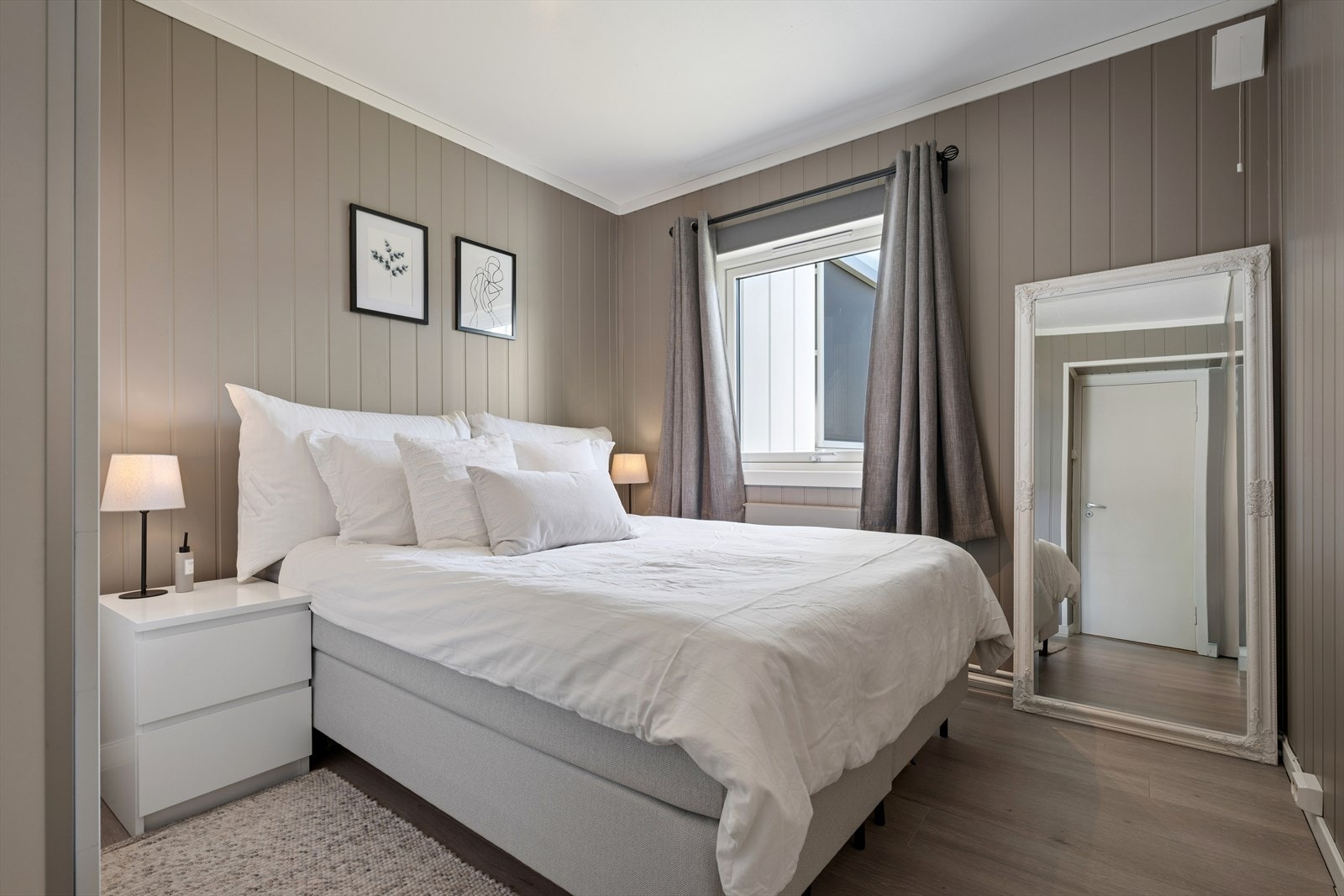 Soverommet er lunt med plass til seng, nattbord og skyvedørsgarderobe. Galleribilde