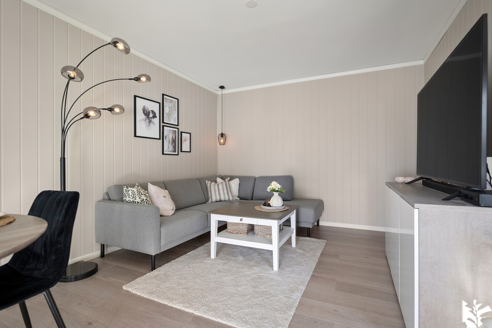 Stuen har god plass til en sofagruppe og er, som resten av oppholdsrommene, oppvarmet via felles sentralvarmeanlegg. Galleribilde