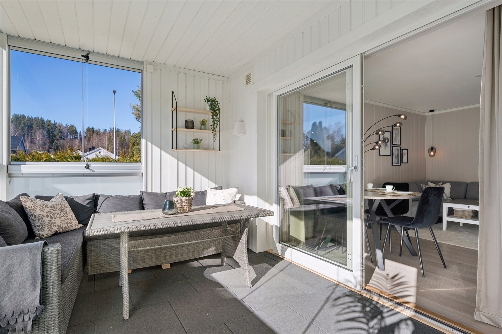 Fra stuen kommer du ut på denne herlige innglassede balkongen på 11 m². Galleribilde