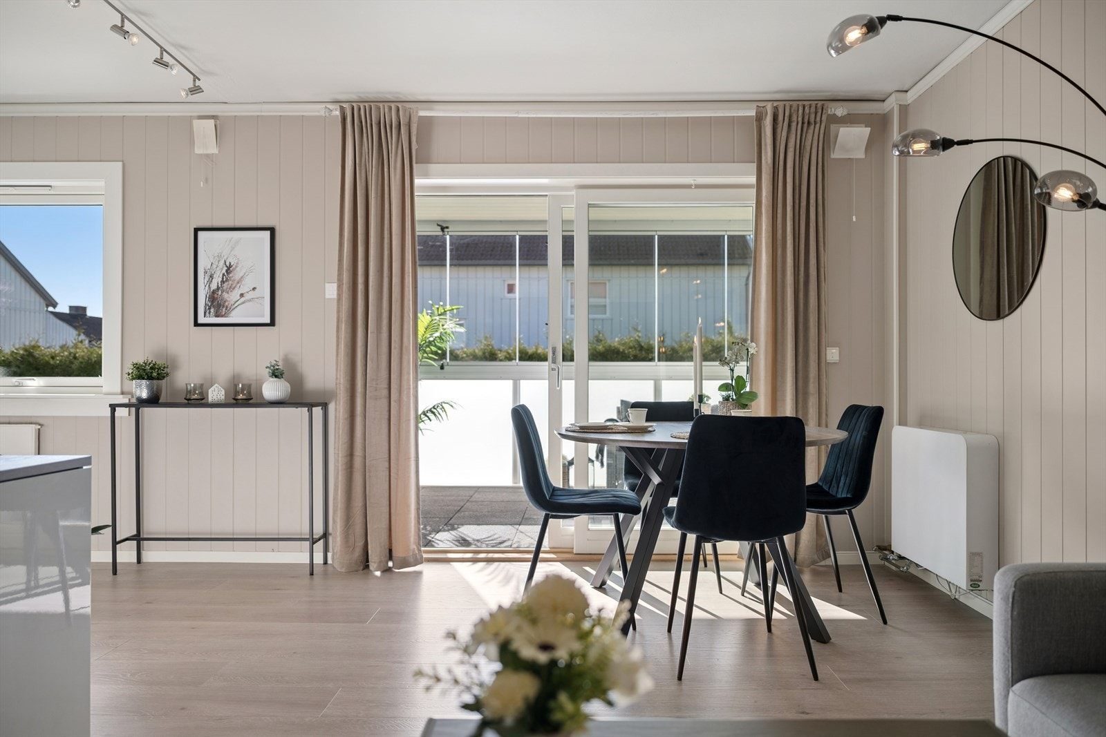Store deler av leiligheten ble pusset opp i 2016 og har et moderne uttrykk. Galleribilde