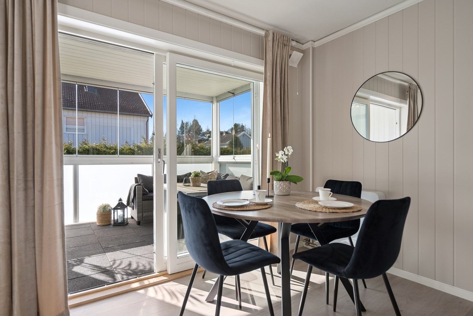 Spiseplassen er naturlig plassert ved utgangen til balkongen, med plass til et hyggelig måltid. Galleribilde