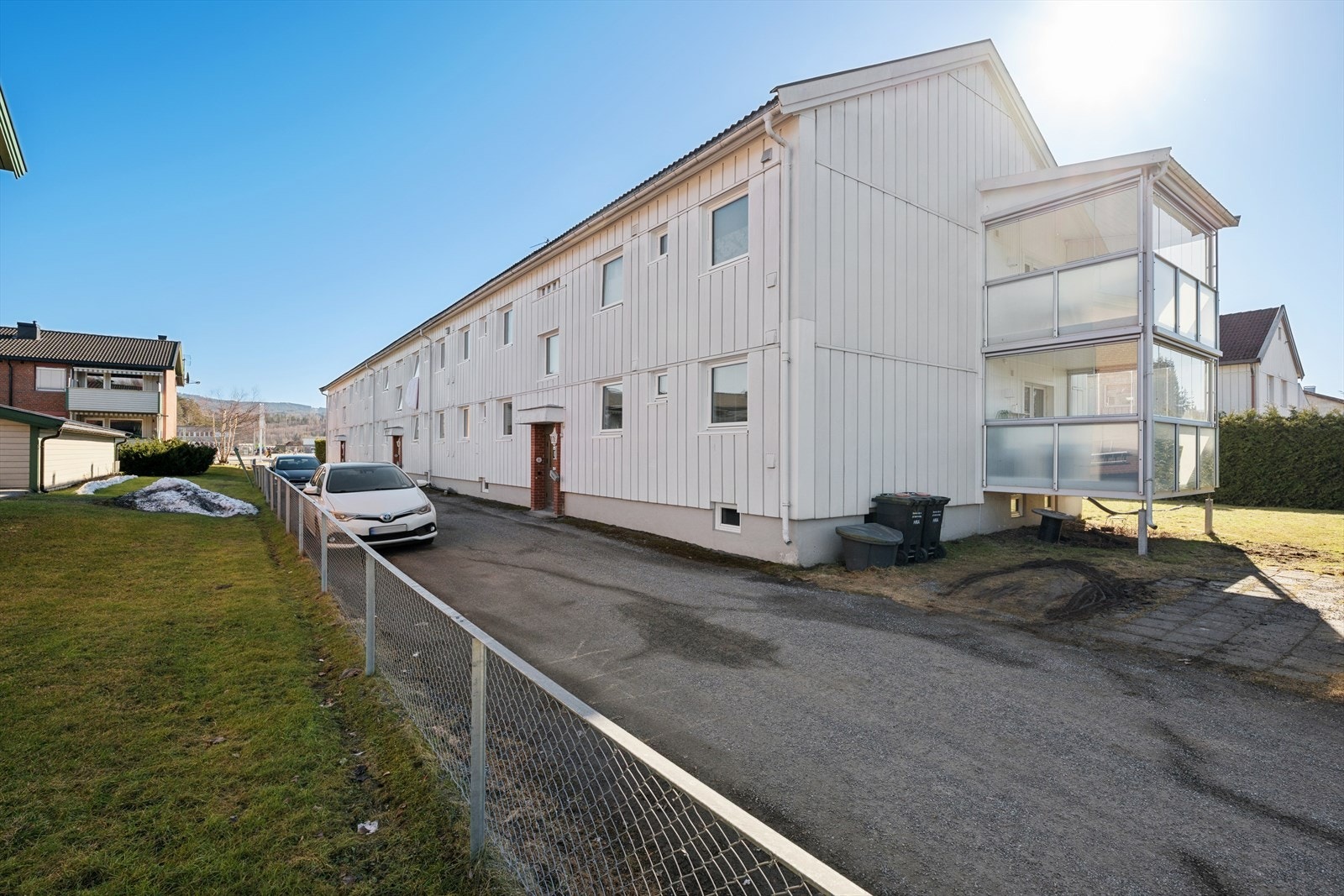 Borettslaget har felles parkering og opparbeidede grøntområder. Det er kort vei til turområdet Hovsenga. Galleribilde