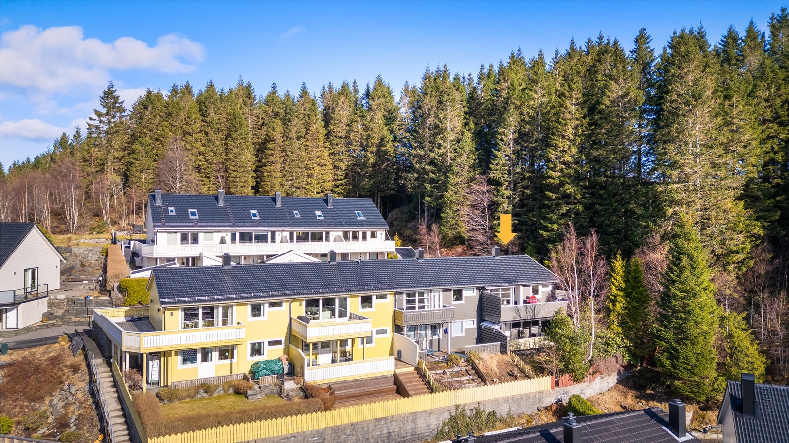 Med sin endebeliggenhet, har man en skjermet tomt med turterreng like utenfor døren Galleribilde