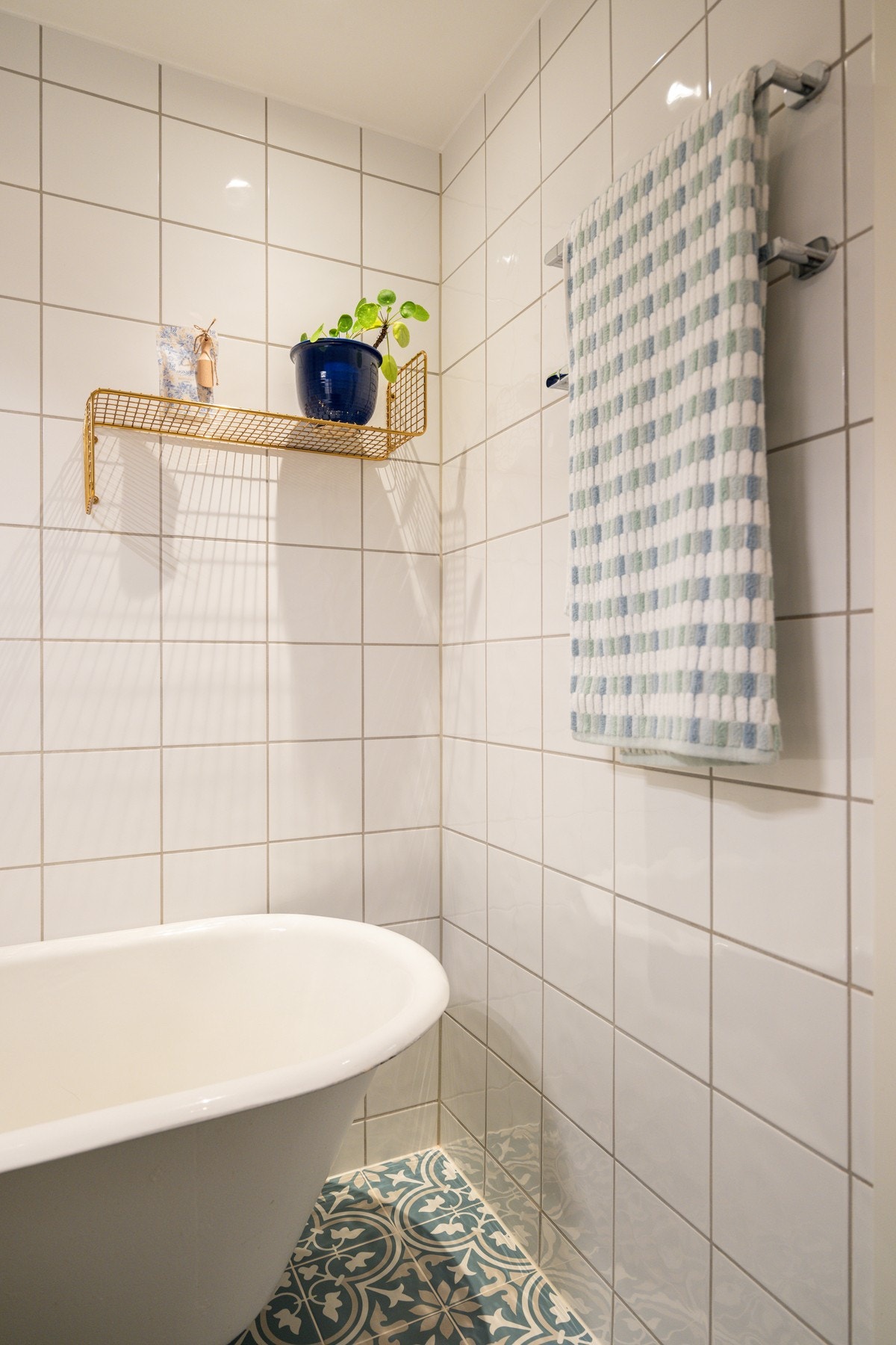 Badet har varmekabler i gulv og badekar med dusj. Galleribilde