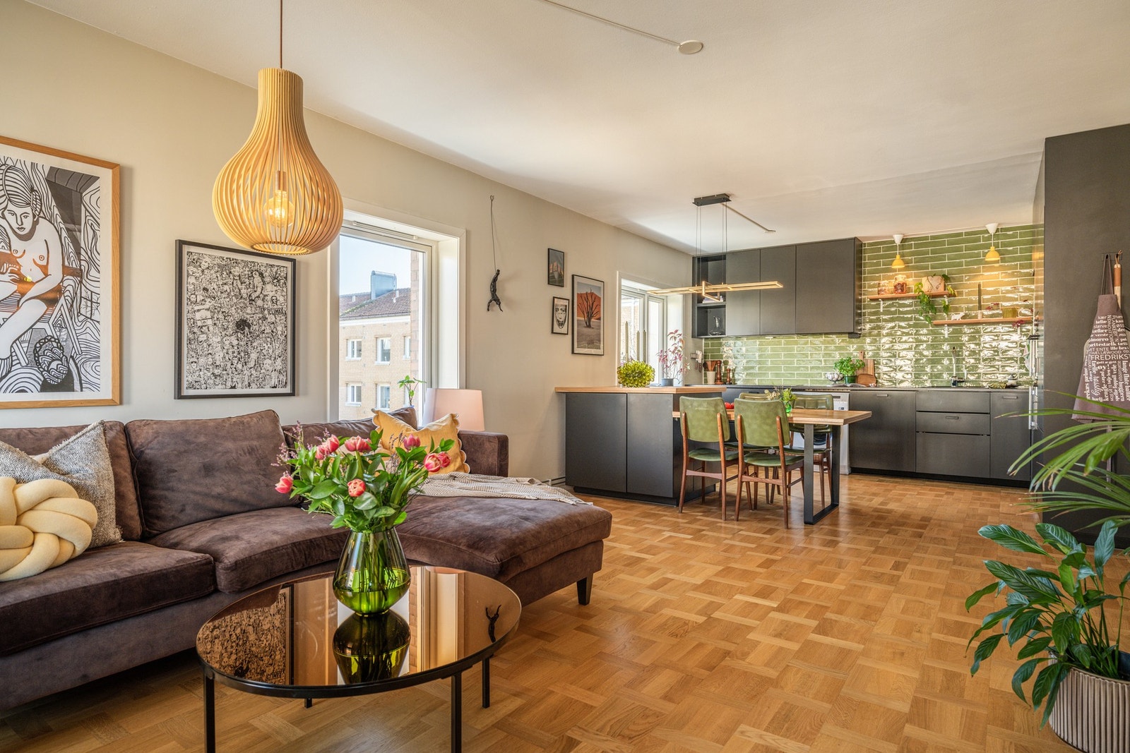 Kjøkkenet ligger i sosial og åpen løsning til stuen. Galleribilde