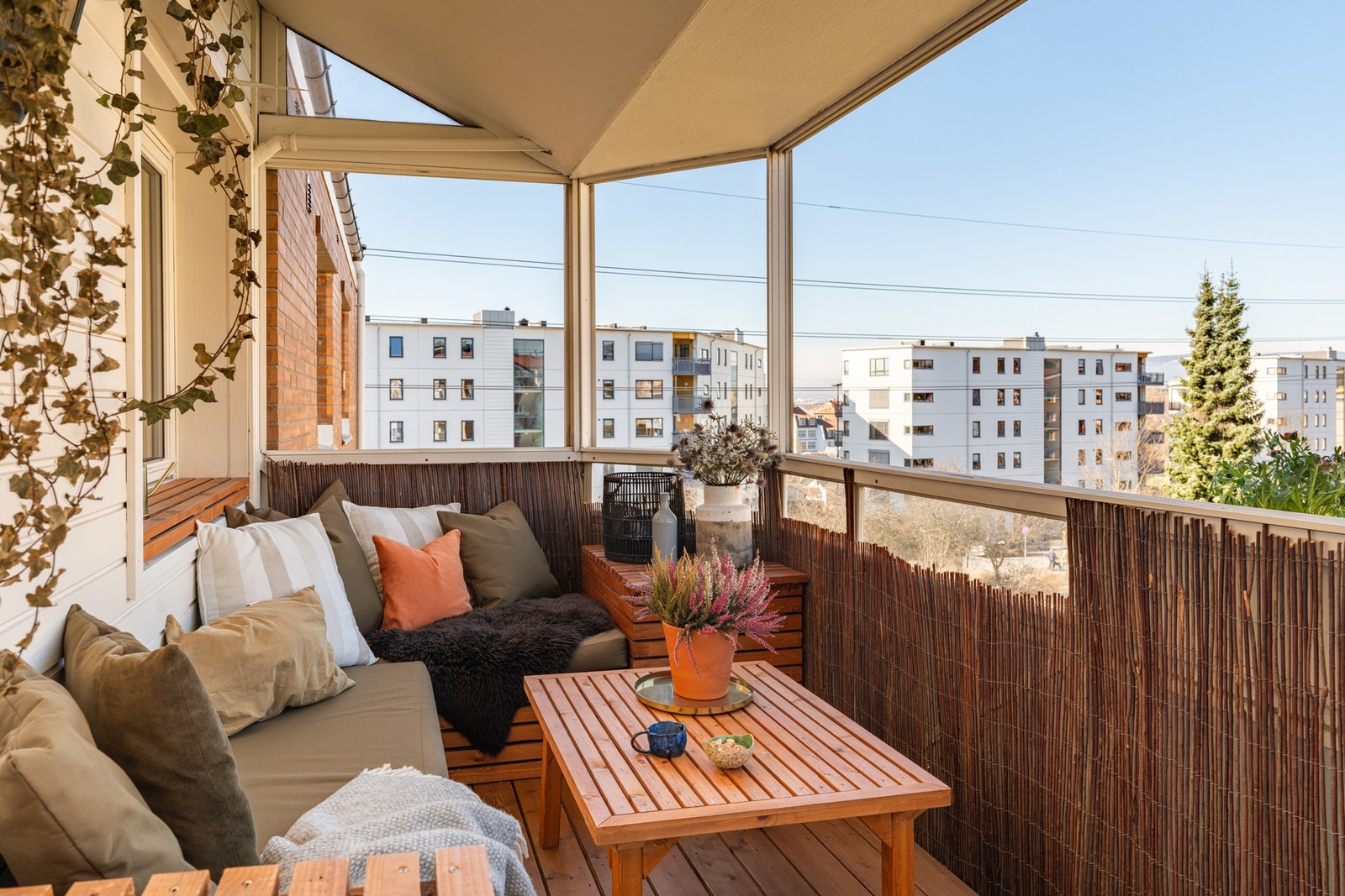 Med hele 7,5 kvm er det god plass til utemøblement. Utemøbler (benk +bord) medfølger. De er spesialtilpasset og har oppbevaring under. Galleribilde