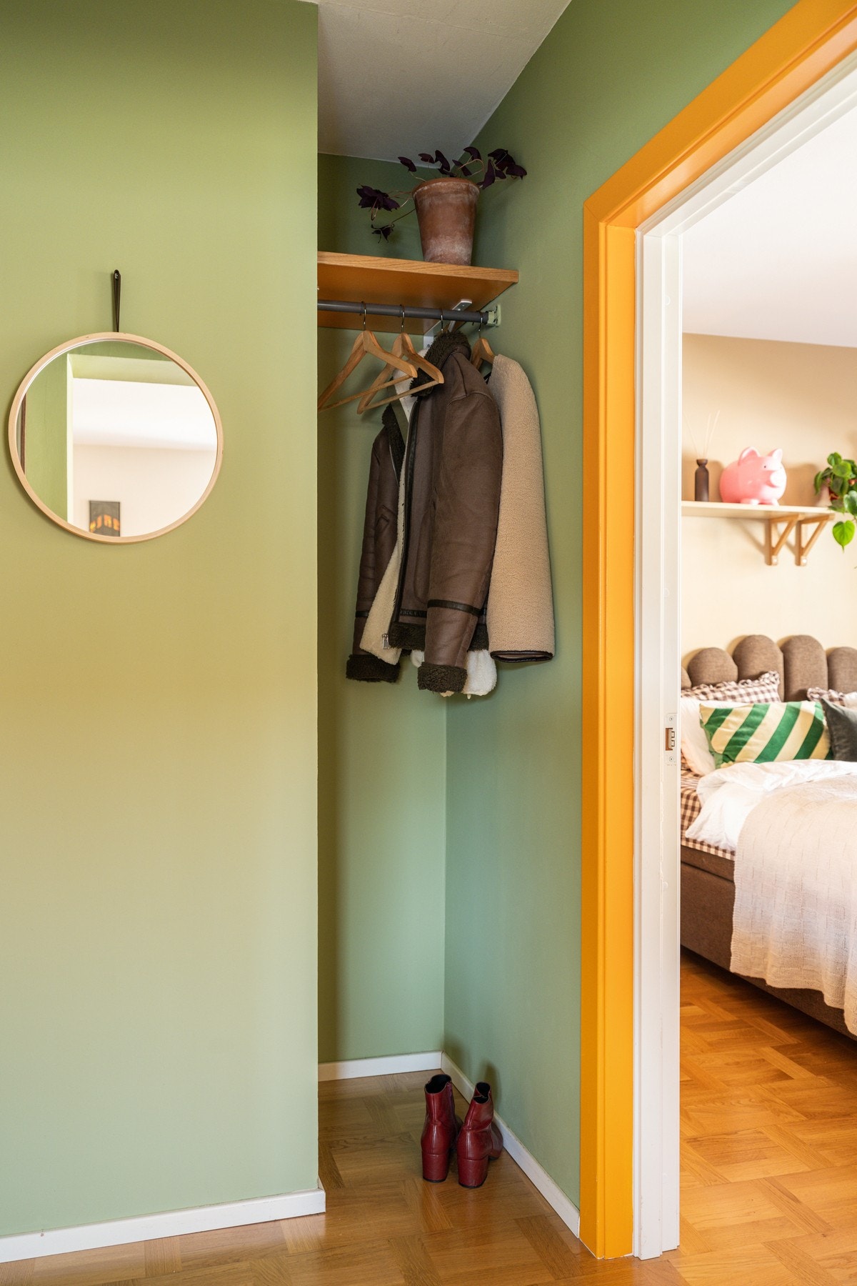 Det er plass til å henge fra seg yttertøy i entréen. Galleribilde