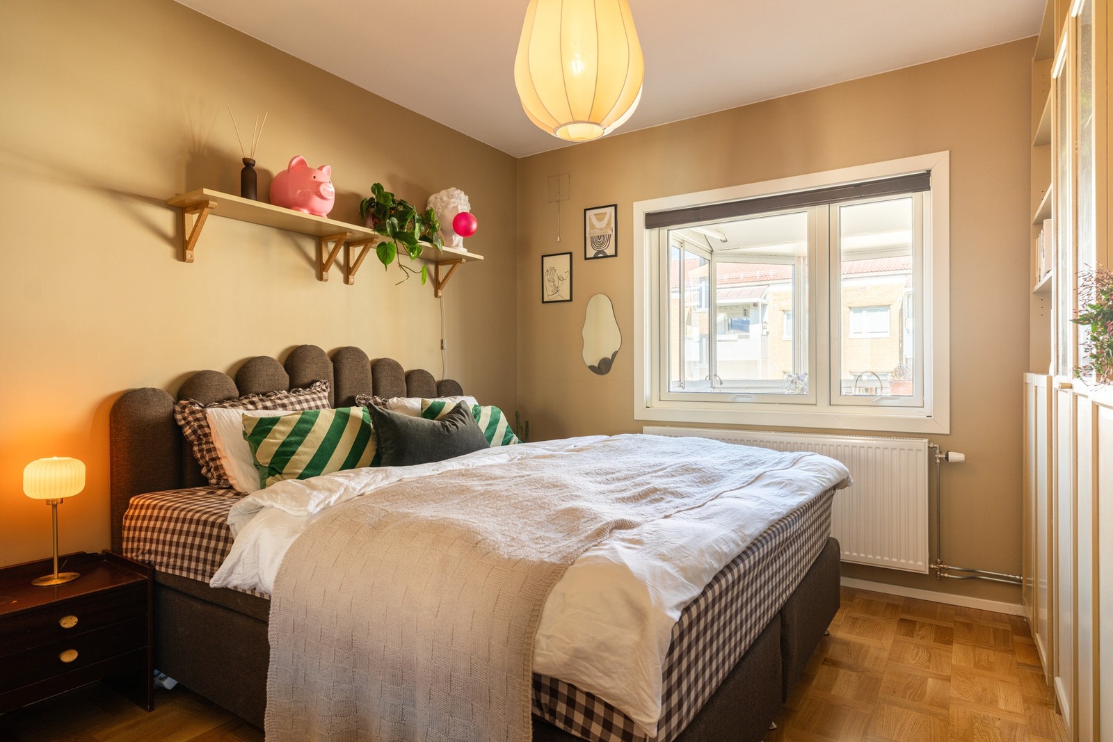 Romslig og innbydende soverom. Galleribilde