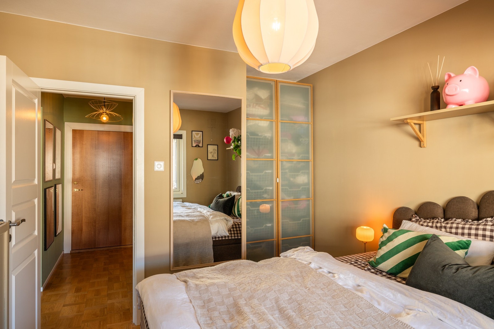 Godt med oppbevaringsplass i garderobeskap. Galleribilde