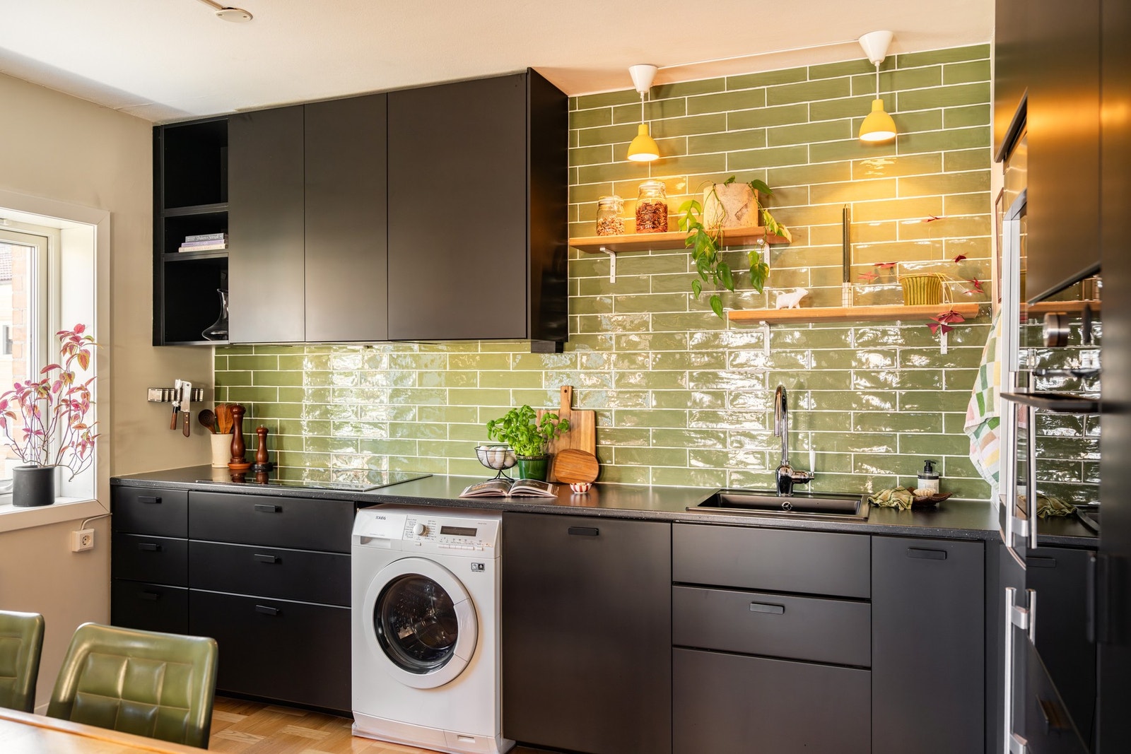 Av hvitevarer byr kjøkkenet på oppvaskmaskin, vinskap, kjøleskap, fryseskap, stekeovn og induksjon platetopp. Galleribilde