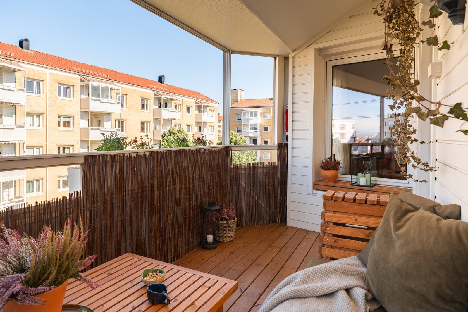 Den innglassede balkongen blir en naturlig forlengelse av stuen, sommer som vinter. Galleribilde