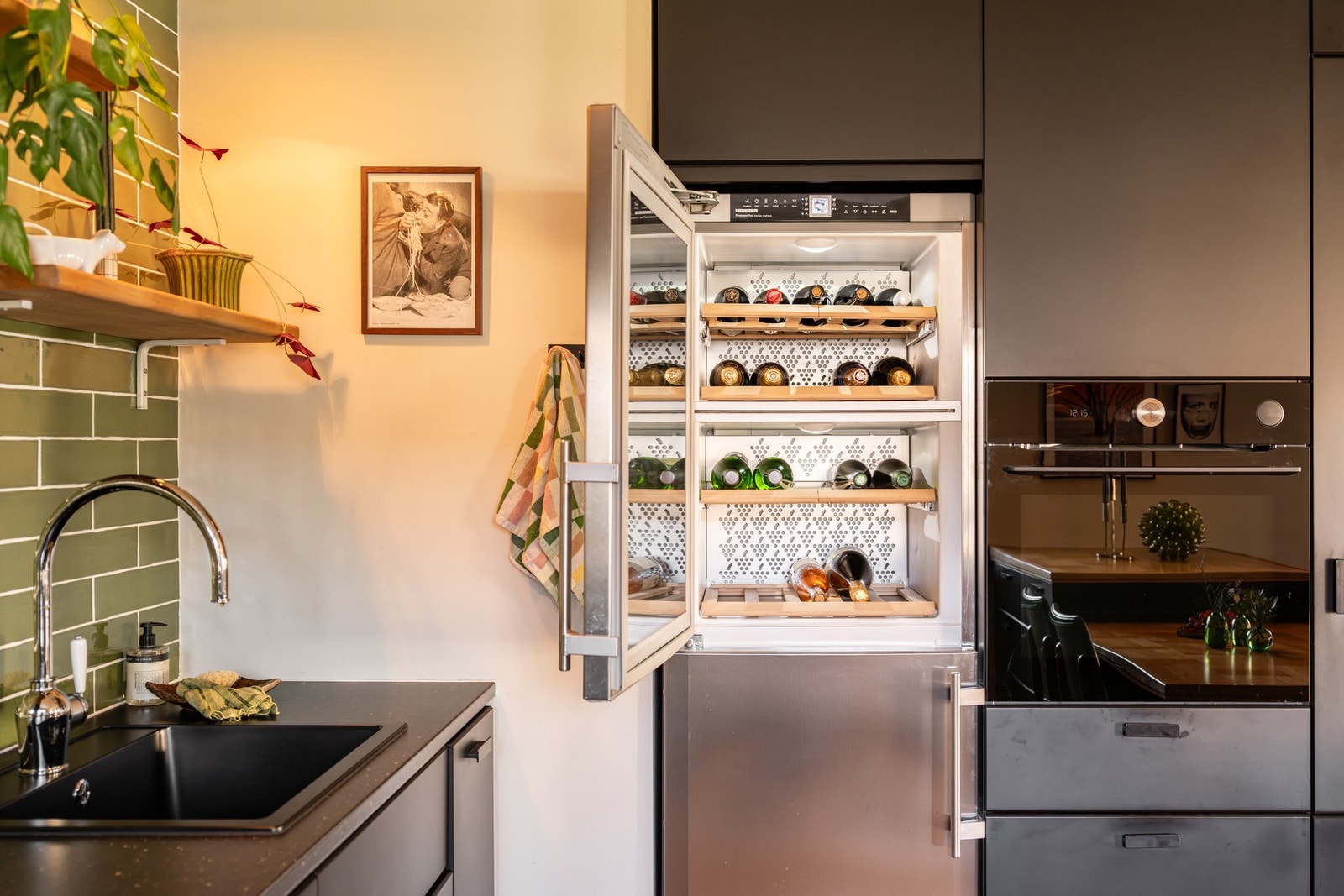 Vinskapet medfølger i handelen. Galleribilde