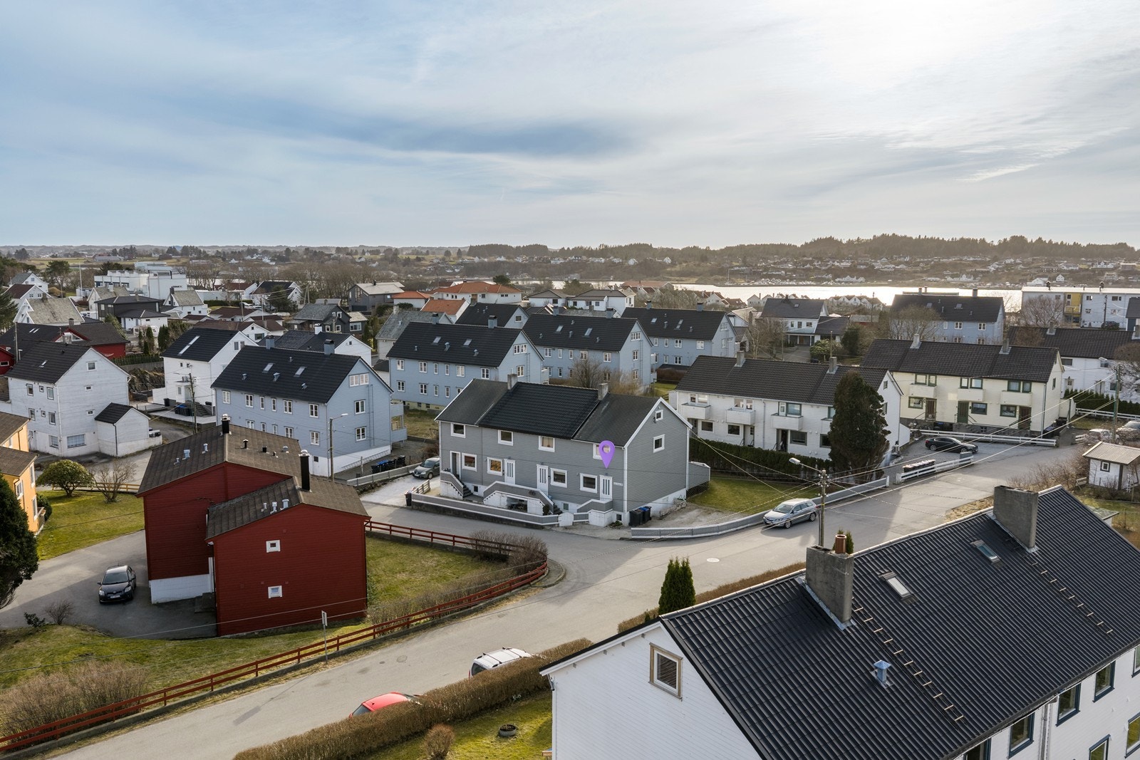 Kopervikgata 24 ligger i et rolig og sentralt boligområde i Haugesund, med postnummer 5529, nær nok til byens puls uten å være midt i trafikken. Galleribilde