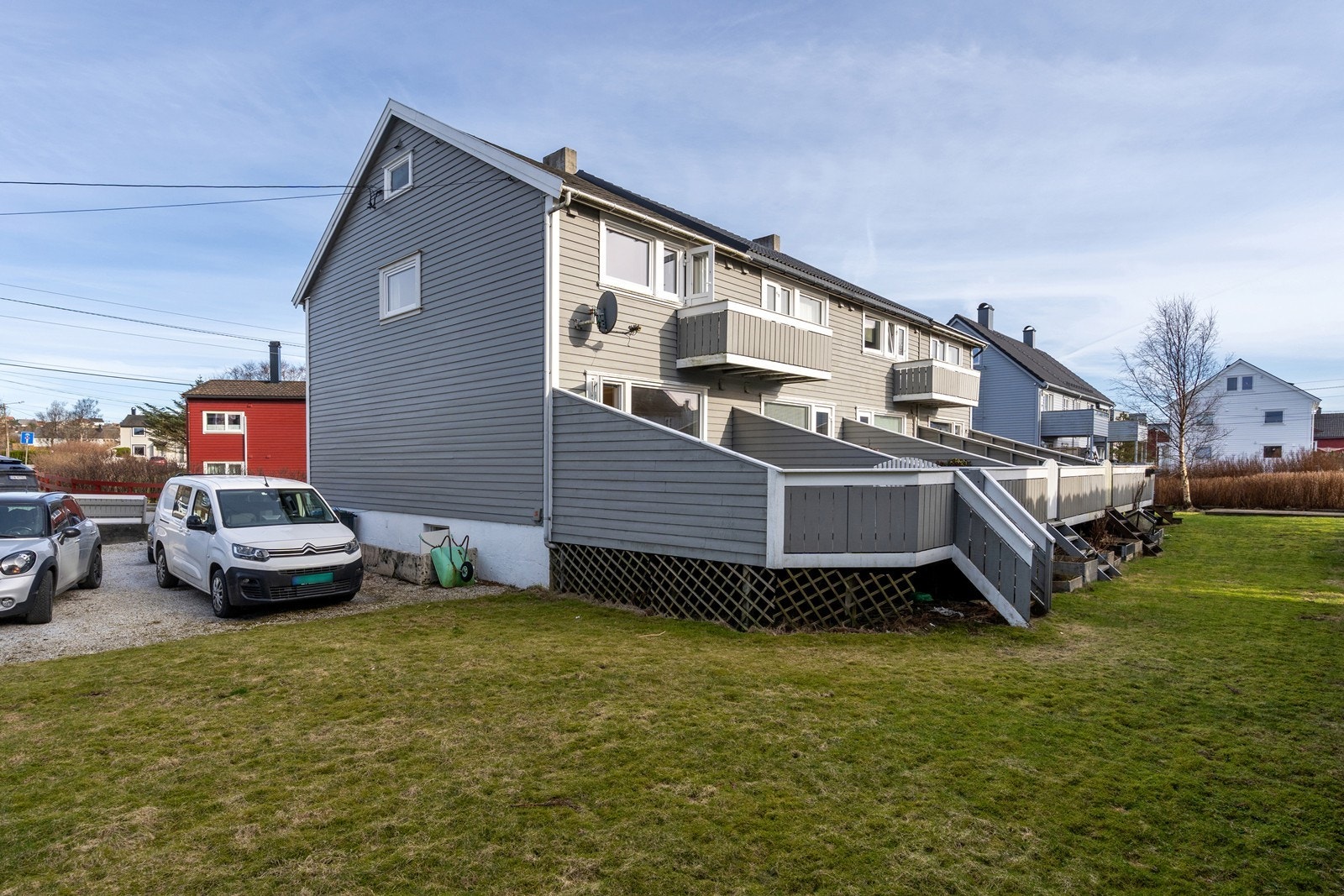 Utgang fra stua til romslig terrasse mot vest og port med trapp ned til plen samt skillevegger mot nabo. Galleribilde
