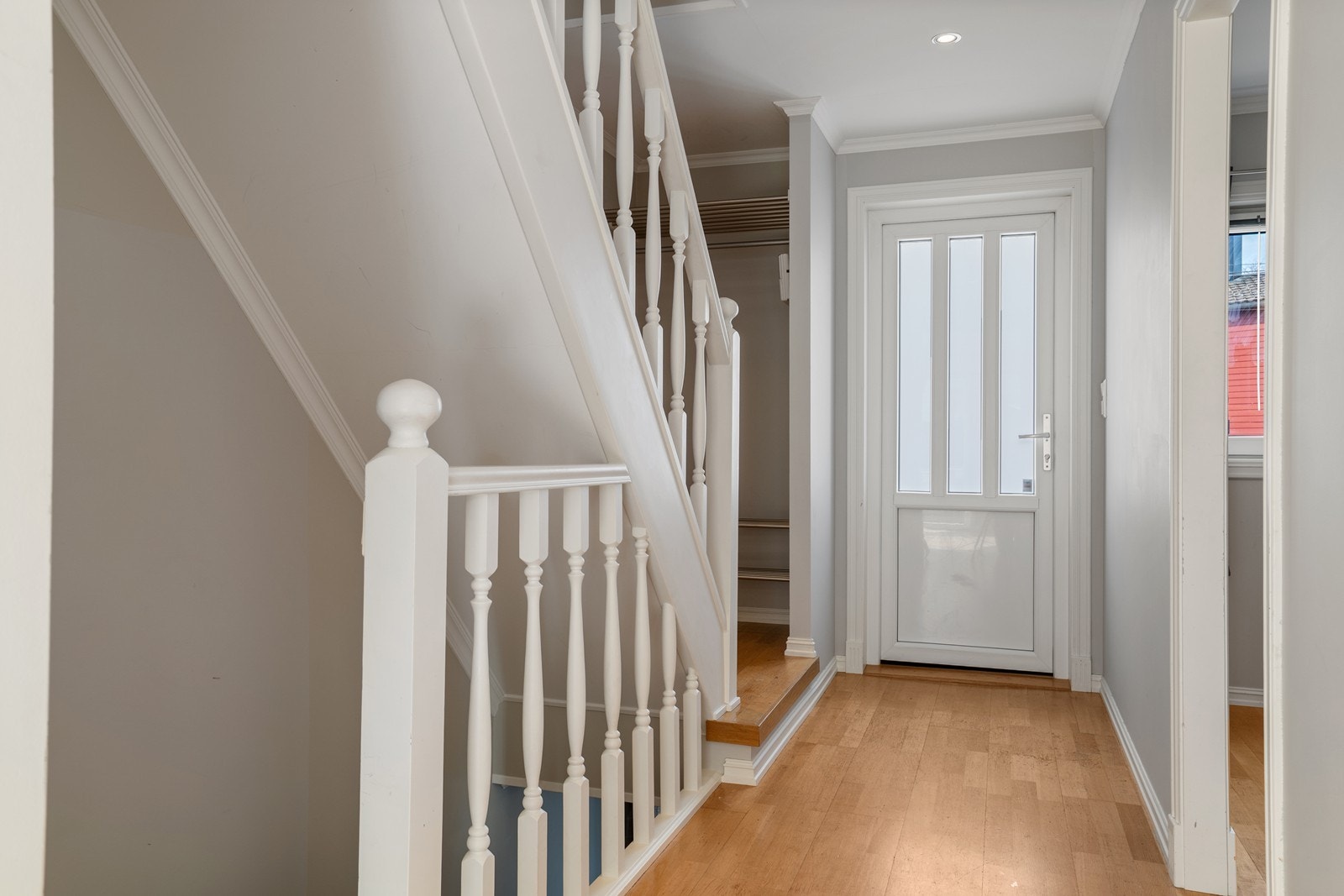 Inngang med trapp opp og ned. Galleribilde