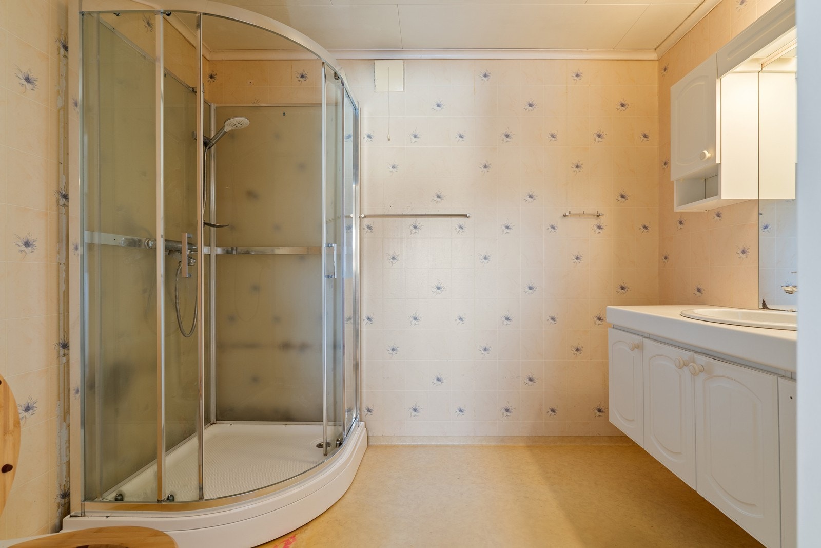 Bad med belegg på gulv, wc, dusjkabinett, stråleovn, baderomsinnredning, dobbelt speilskap og plass til stellebord. Galleribilde