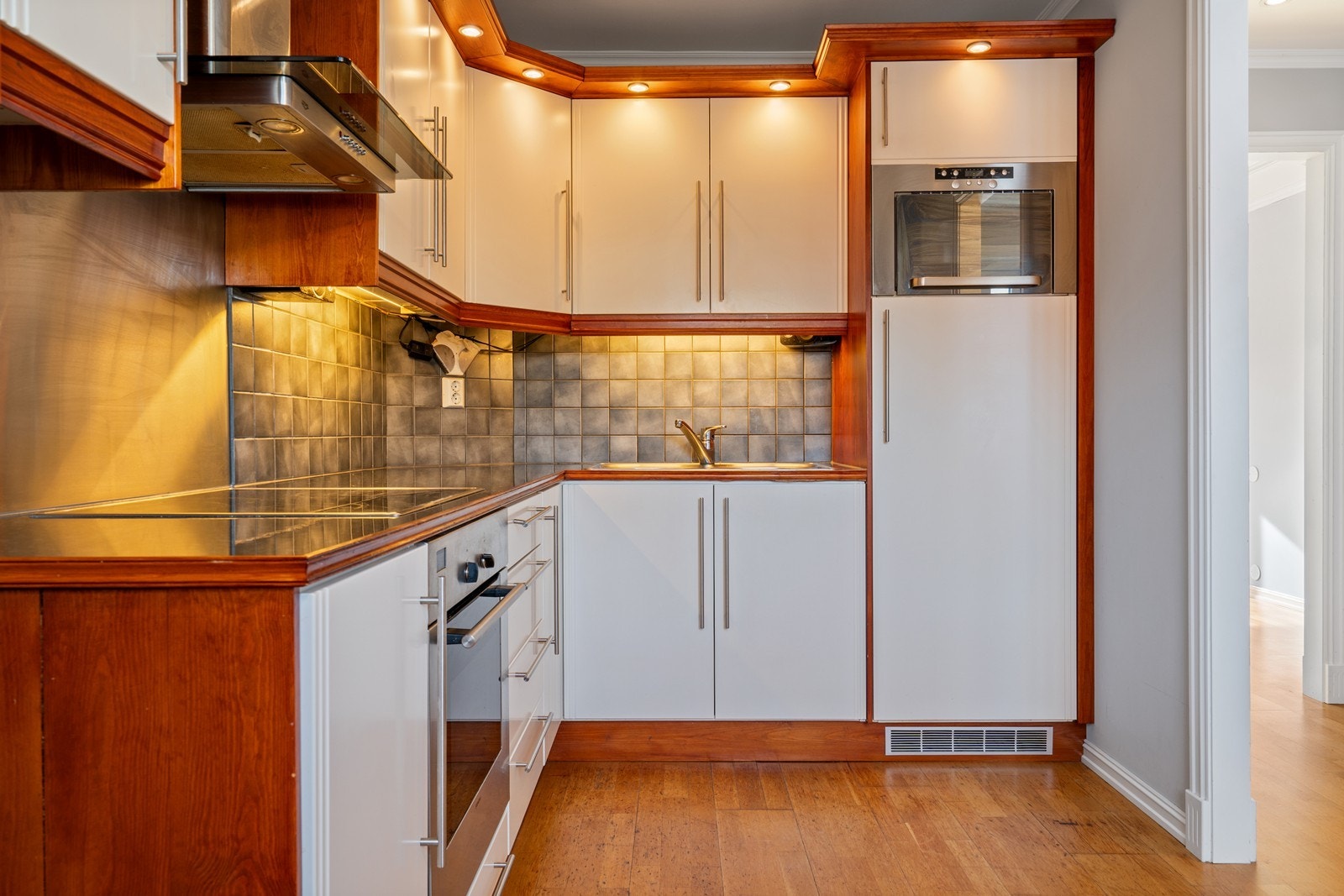 Det er også vakker belysning inne i innredningen, fliser over benkeplata og spruteplate over komfyren. Galleribilde