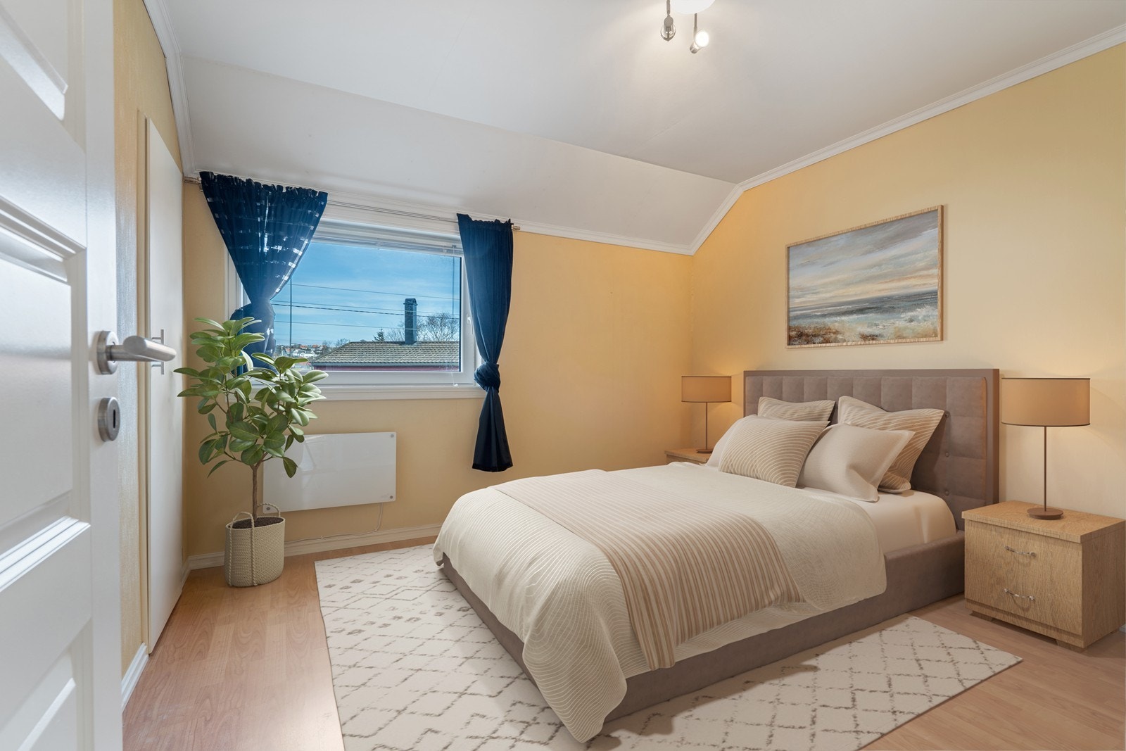 Dobbelt soverom med laminatgulv, panelovn og kott. Digitalt innredet, rommet fremstår tomt Galleribilde