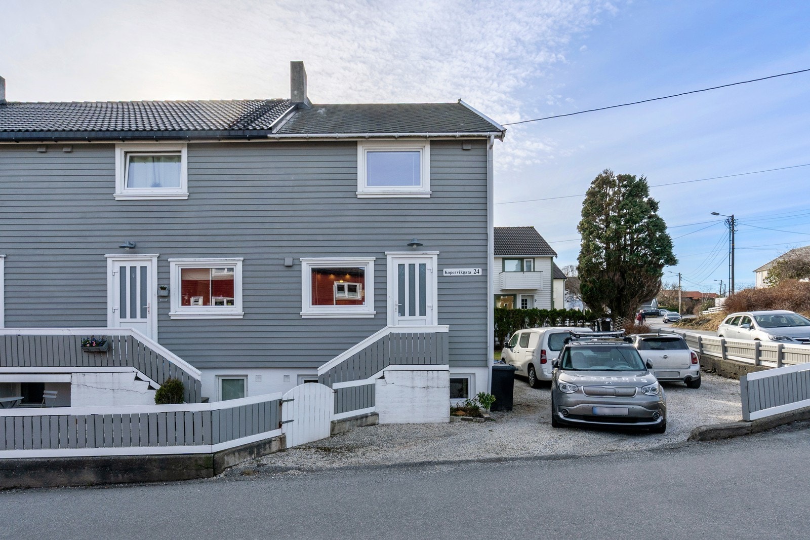 Området er preget av etablert bebyggelse med rekkehus, tomannsboliger og mindre blokker - et trygt og familievennlig nabolag der mange har bodd lenge. Galleribilde