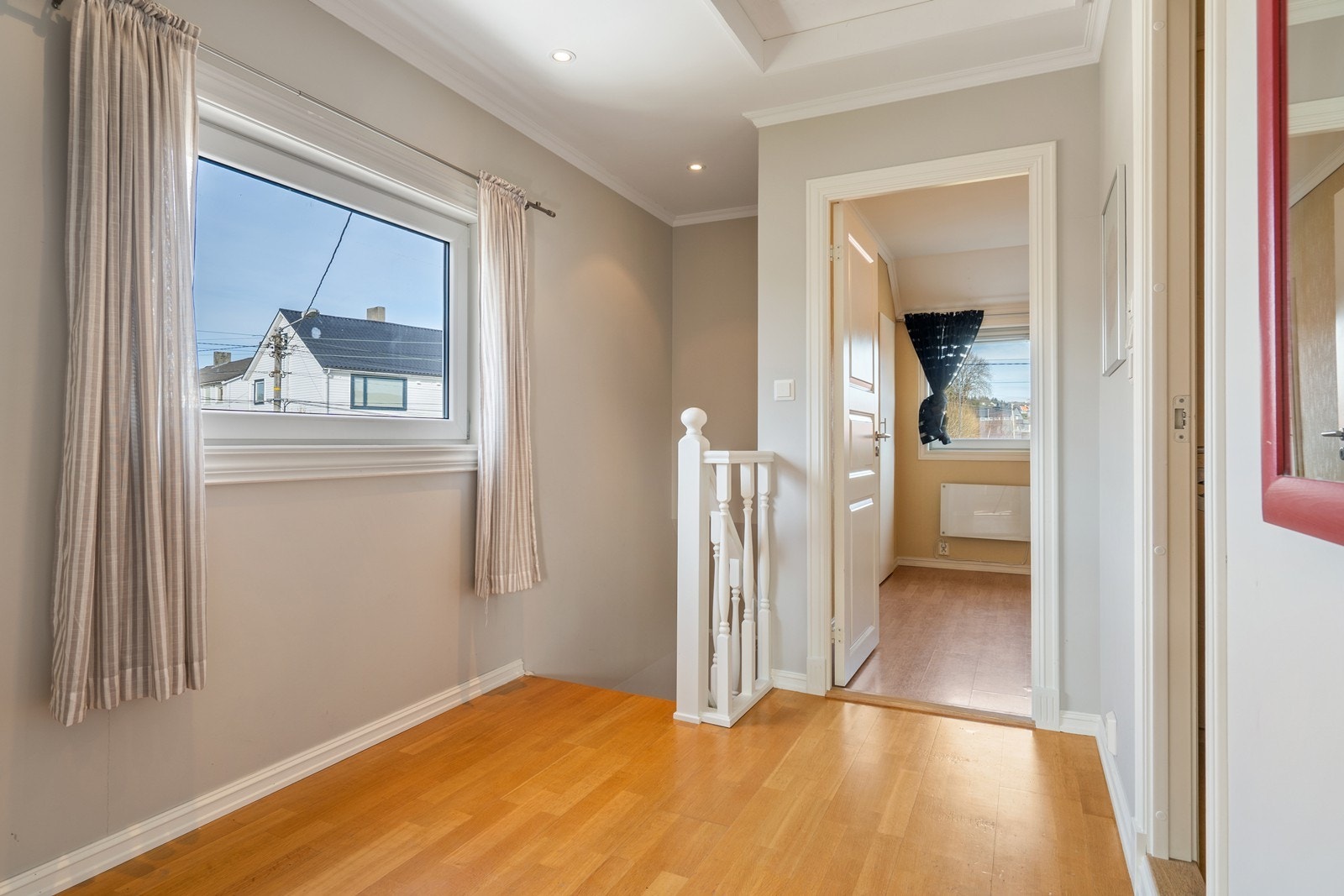 Eiketrinn i den nydelige hvitmalte trappa opp til gang med plass til kontorpult og et helt nytt vindu. Galleribilde