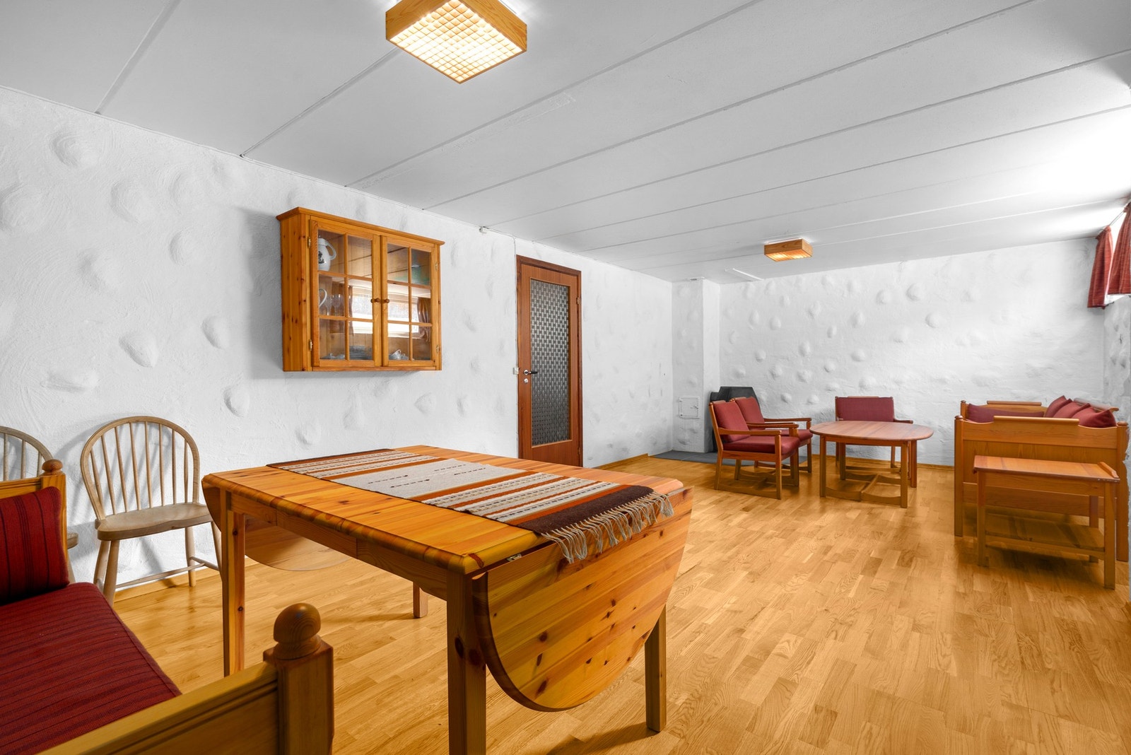 Kjellerstuen fremstår som et allsidig oppholdsrom med mange bruksmuligheter. Galleribilde