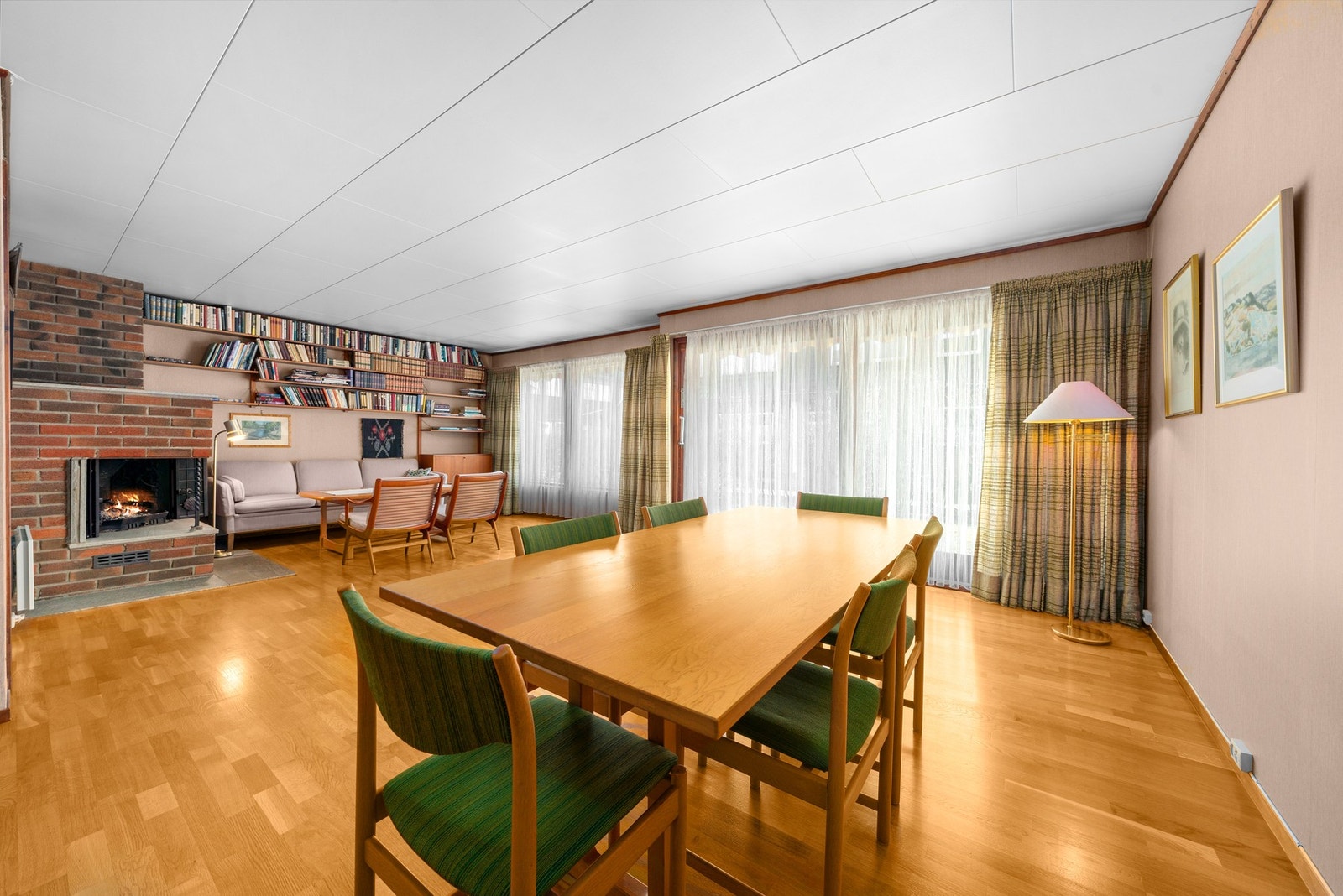 Spiseplassen ligger naturlig tilknyttet stuen og gir rom for et stort spisebord med flere sitteplasser. Galleribilde