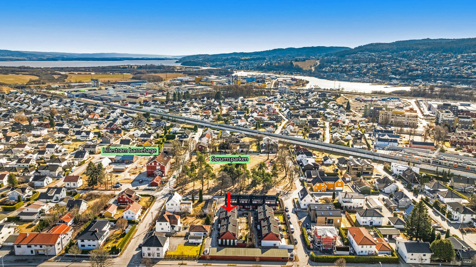 Kort vei til Sørusparken med grøntområder og lekeplasser, samt barnehage rett i nærheten. Galleribilde