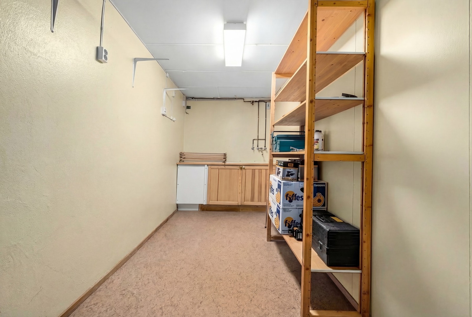 Praktisk bod med gode oppbevaringsmuligheter i skap og hyller. Galleribilde