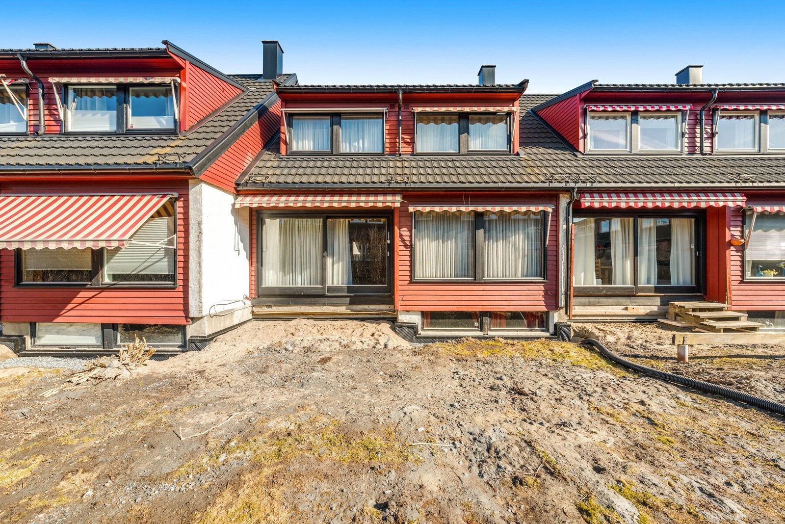 Uteplassen gir gode muligheter for etablering av terrasse og hyggelige sitteområder hvor det nylig er blitt drenert i 2026. Galleribilde