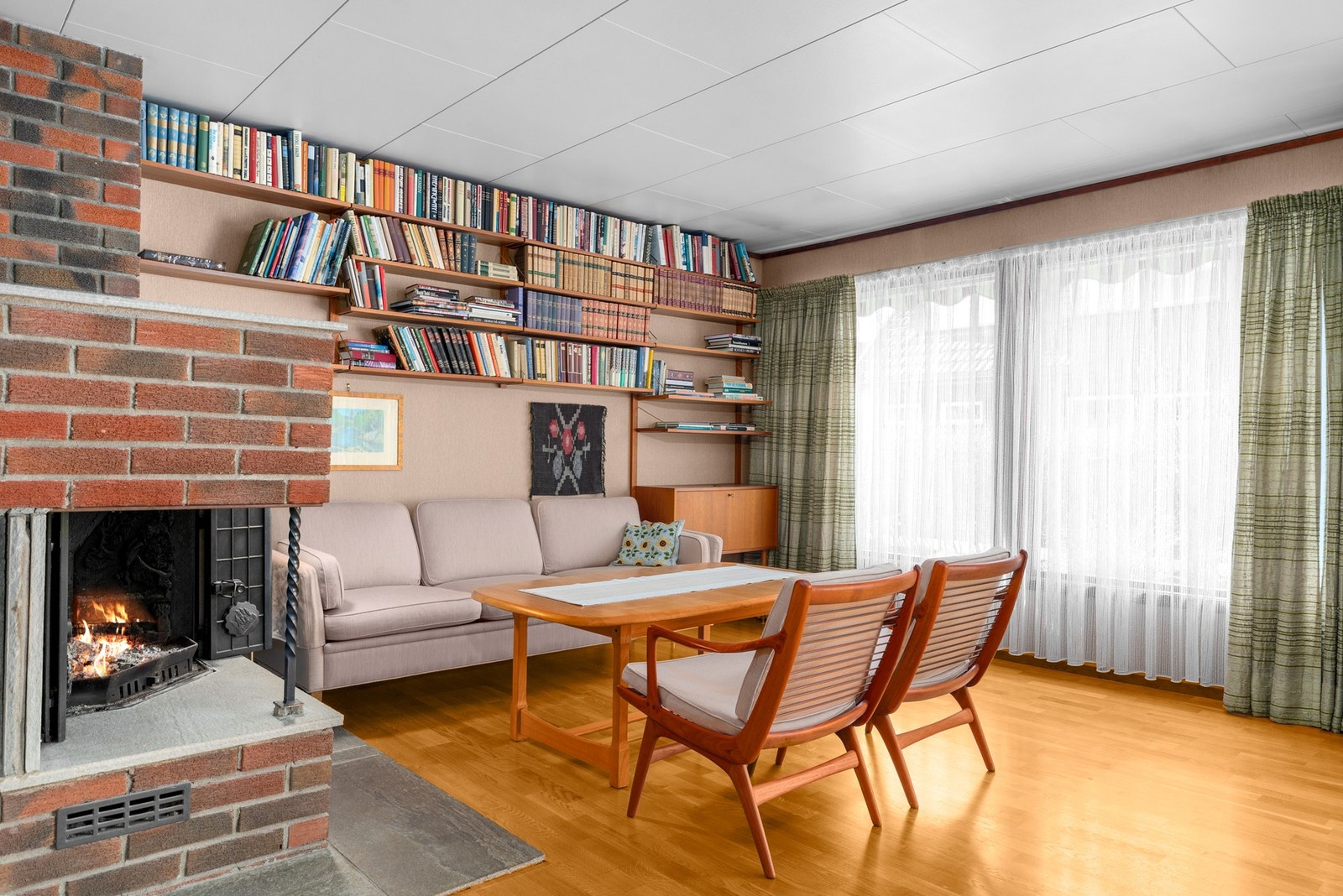 Store vindusflater slipper inn rikelig med naturlig lys og skaper en luftig og åpen romfølelse. Galleribilde