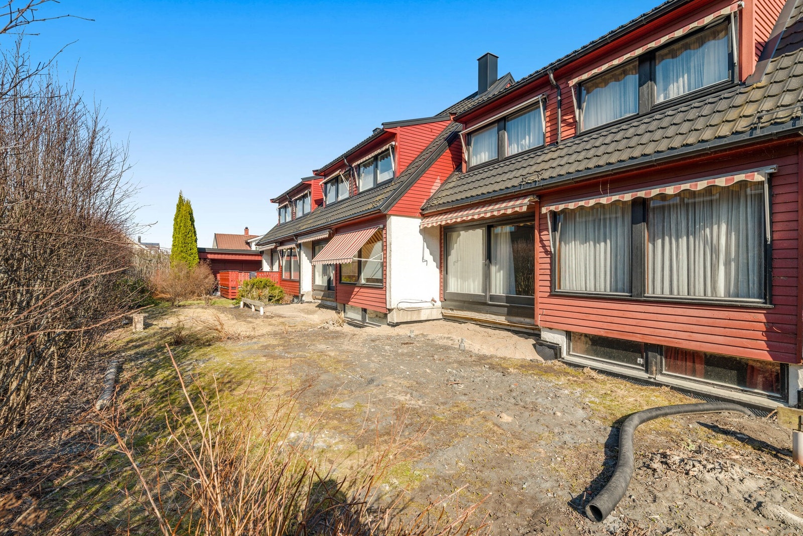 Det er opp til ny kjøper anlegge plen/platting/terrasse hvor det nylig er blitt drenert i 2026. Galleribilde