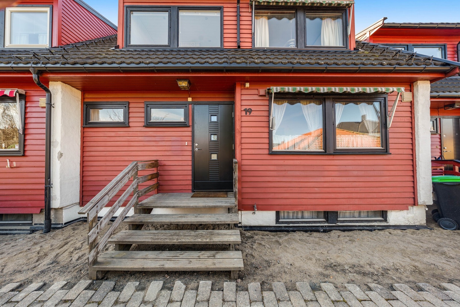 Inngangspartiet har trapp opp til boligen og en ryddig og overbygd adkomst hvor det nylig er blitt drenert i 2026. Galleribilde