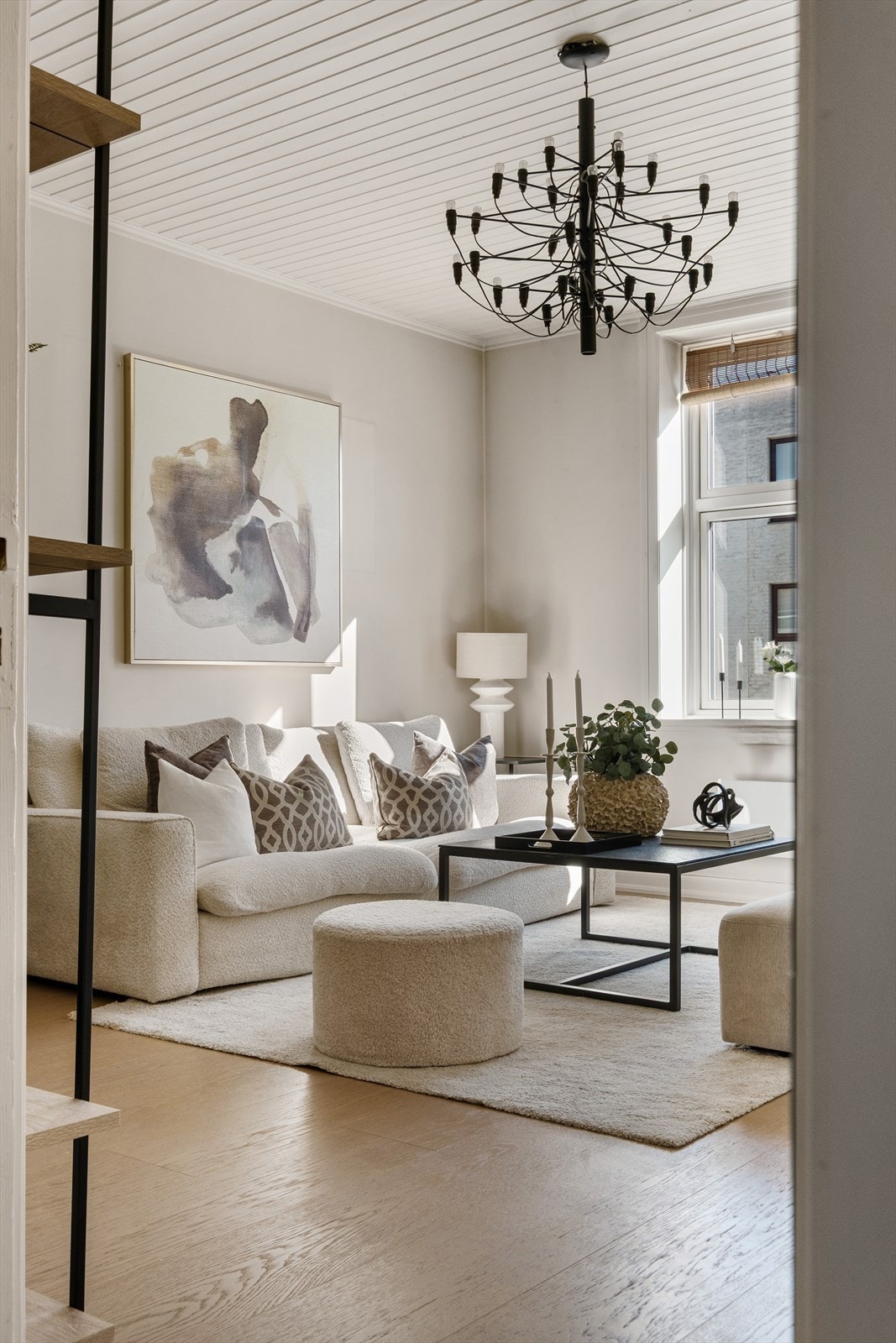 Pen og romslig stue, med god takhøyde og store vindusflater som slipper inn rikelig med naturlig lys. Galleribilde