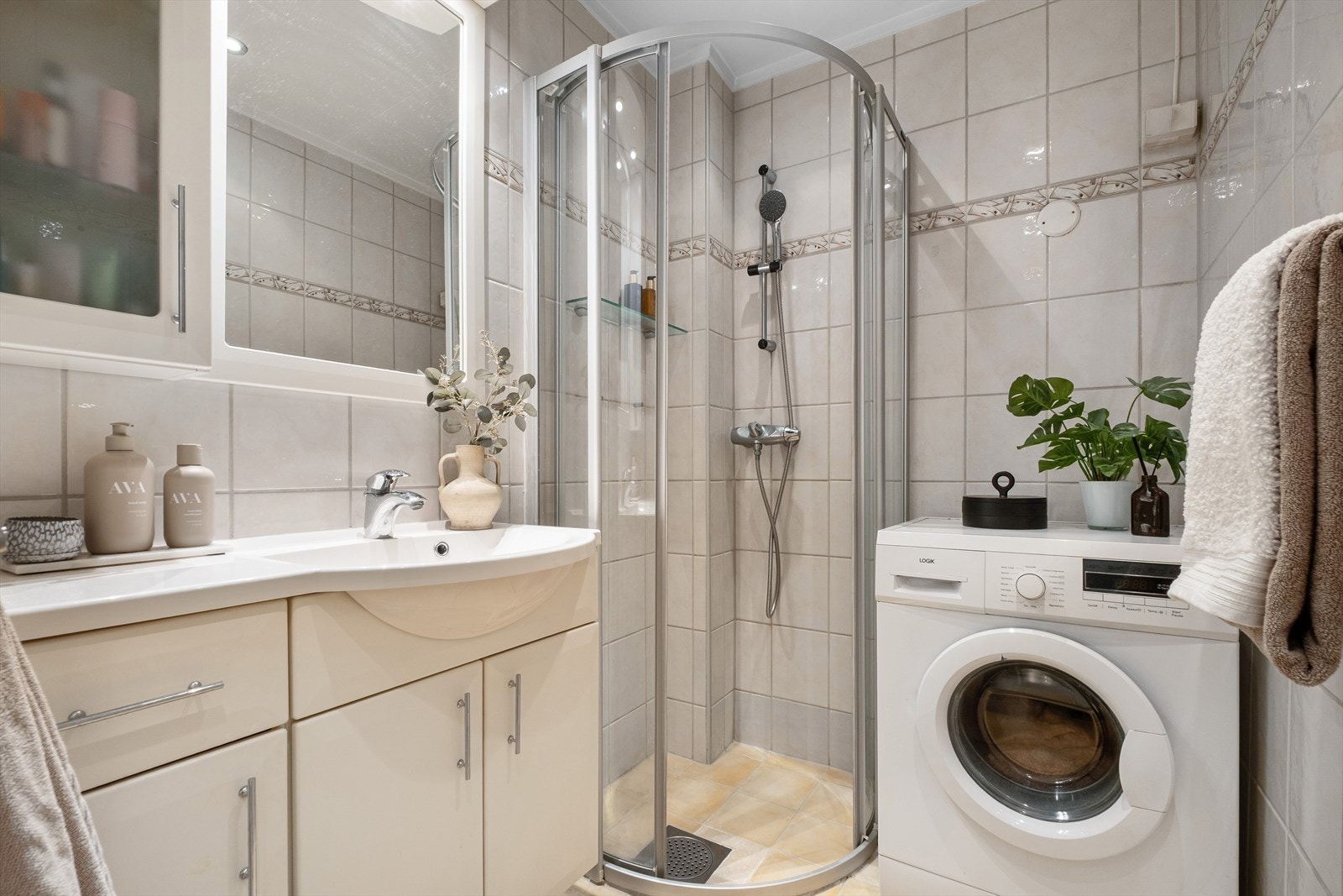 Det er også opplegg for vaskemaskin, noe som gir en funksjonell og plassbesparende løsning. Badet har naturlig ventilasjon og takess i himlingen. Galleribilde