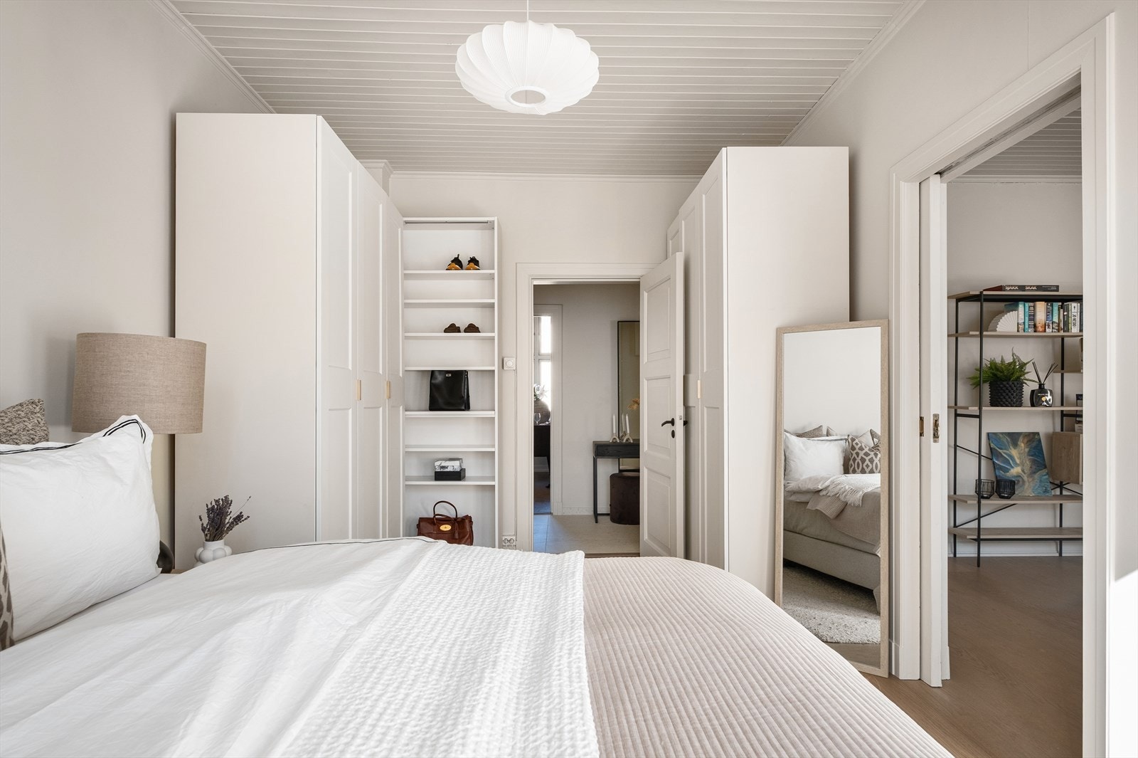 De lyse overflatene og den klassiske himlingen gir et harmonisk uttrykk, samtidig som rommets utforming gjør det enkelt å innrede etter egne ønsker. Galleribilde