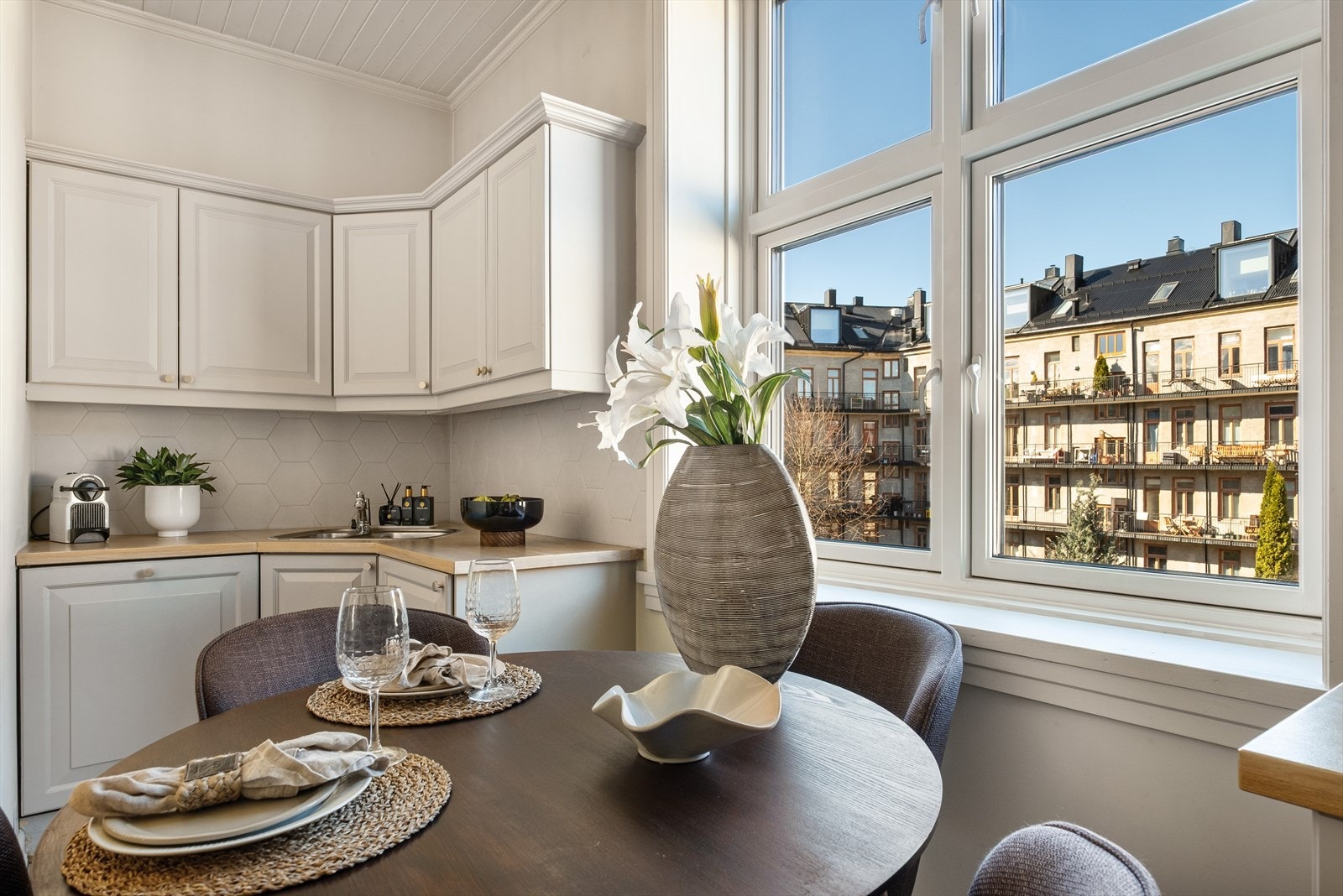 De profilerte frontene, enkelte med glassfelt, gir kjøkkenet et klassisk og tidløst uttrykk, mens benkeplaten i heltre tilfører varme og karakter. Galleribilde