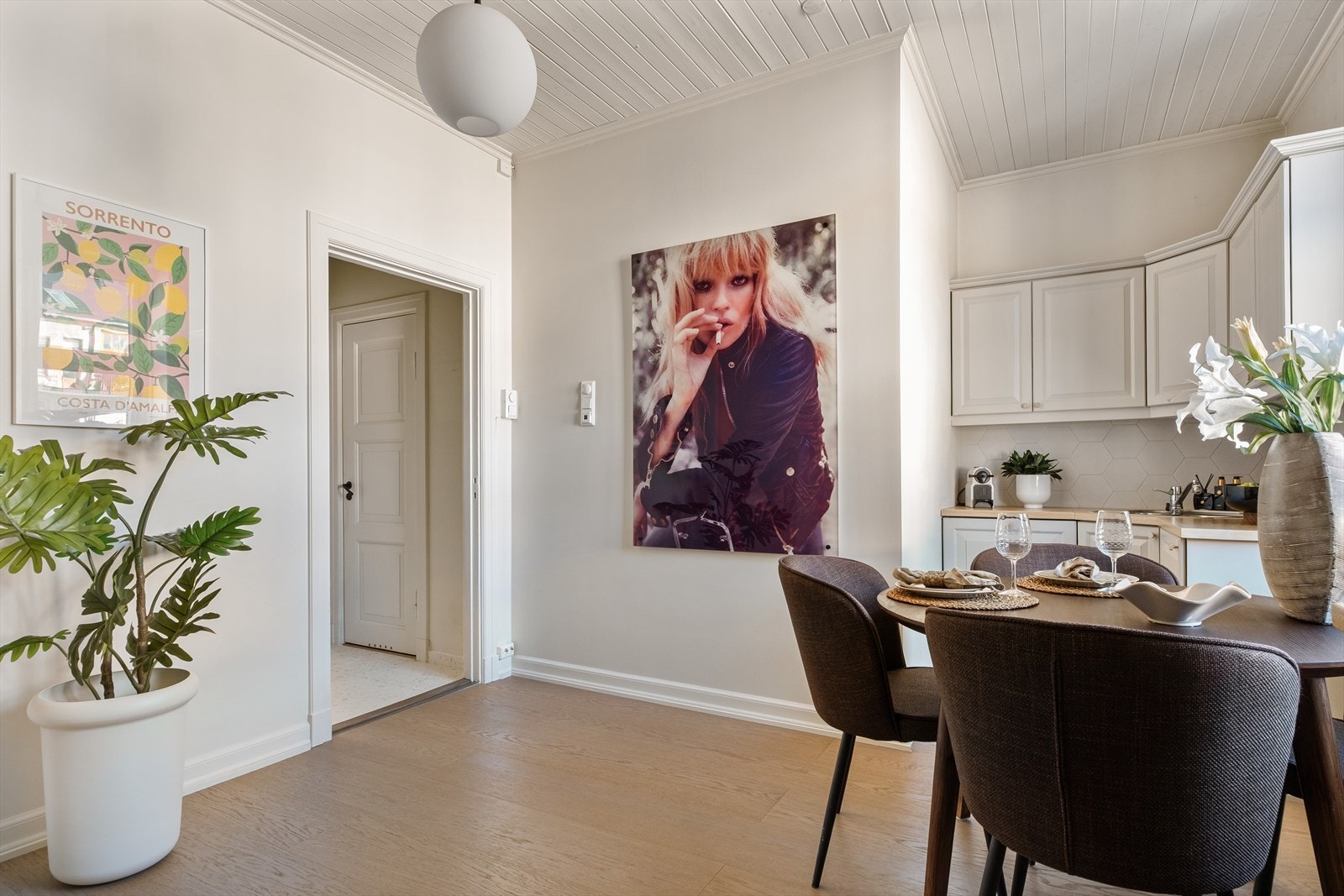 Det er godt med skap- og benkeplass, og kjøkkenet er utstyrt med integrert kjøl/fryseskap, oppvaskmaskin, stekeovn og platetopp. Galleribilde