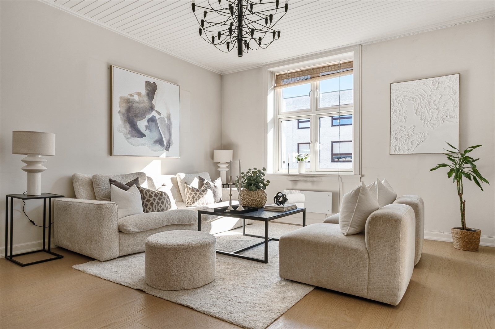 Anders Kanck har gleden av å presentere Bjerregaards gate 28C! Fotograf: Lars Fredrik Nilssen Galleribilde