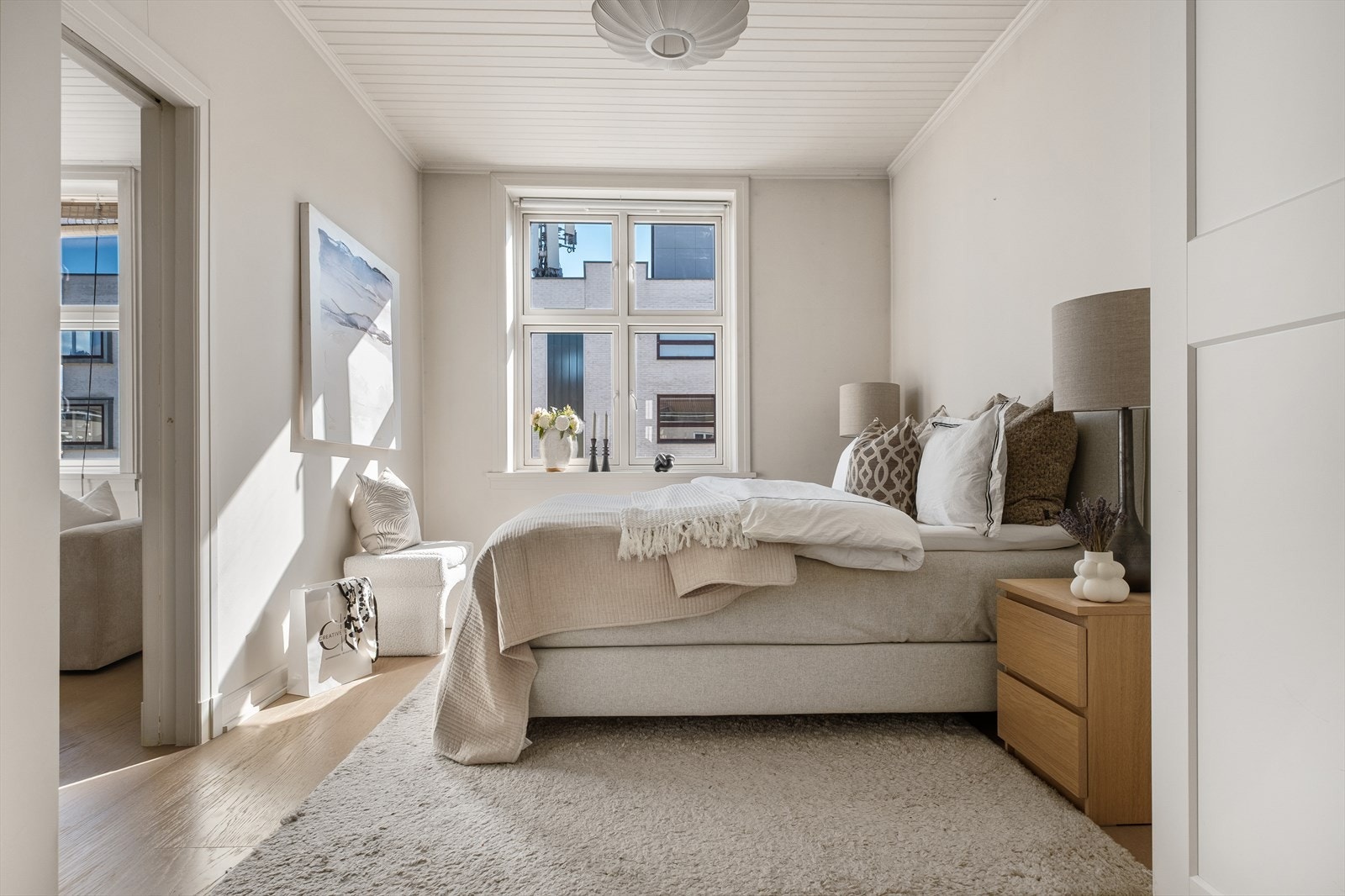 Soverommet fremstår som lyst og rolig, med store vindusflater som slipper inn rikelig med naturlig lys. Galleribilde