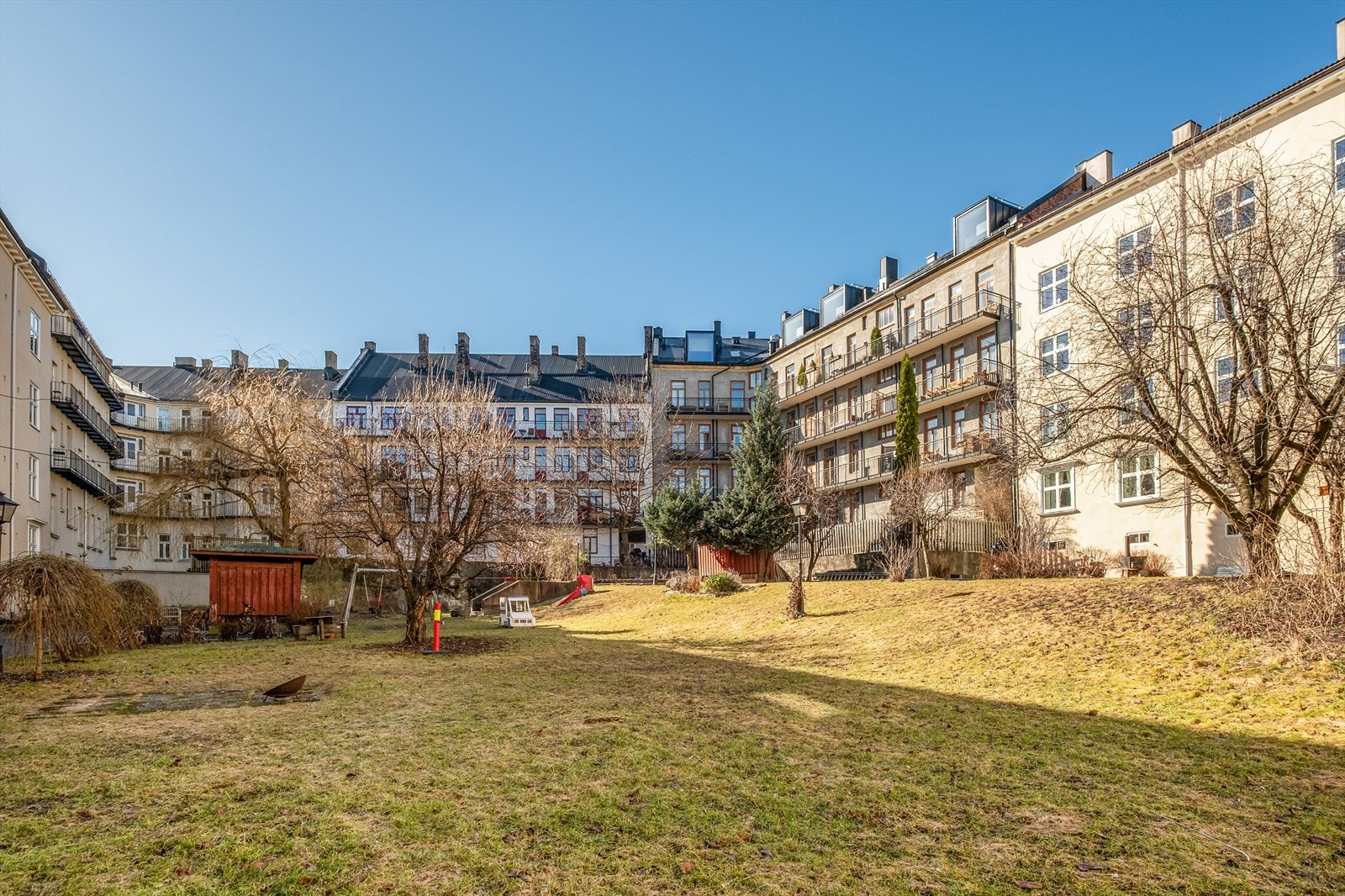Fantastisk parklignende bakgård! Galleribilde