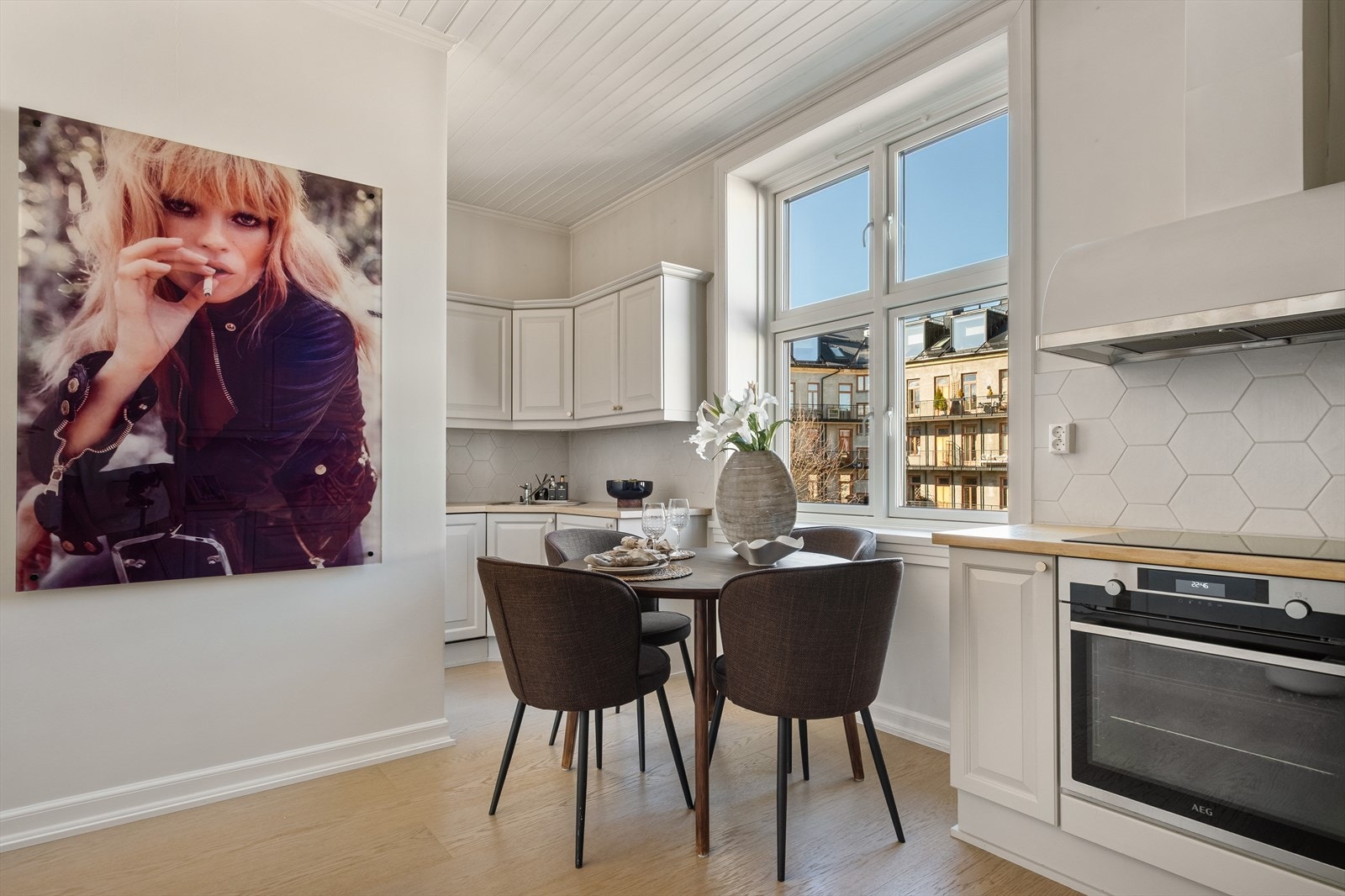 Lyst og trivelig kjøkken, med en god planløsning som gir både funksjonalitet og hyggelige soner for matlaging og samvær. Galleribilde