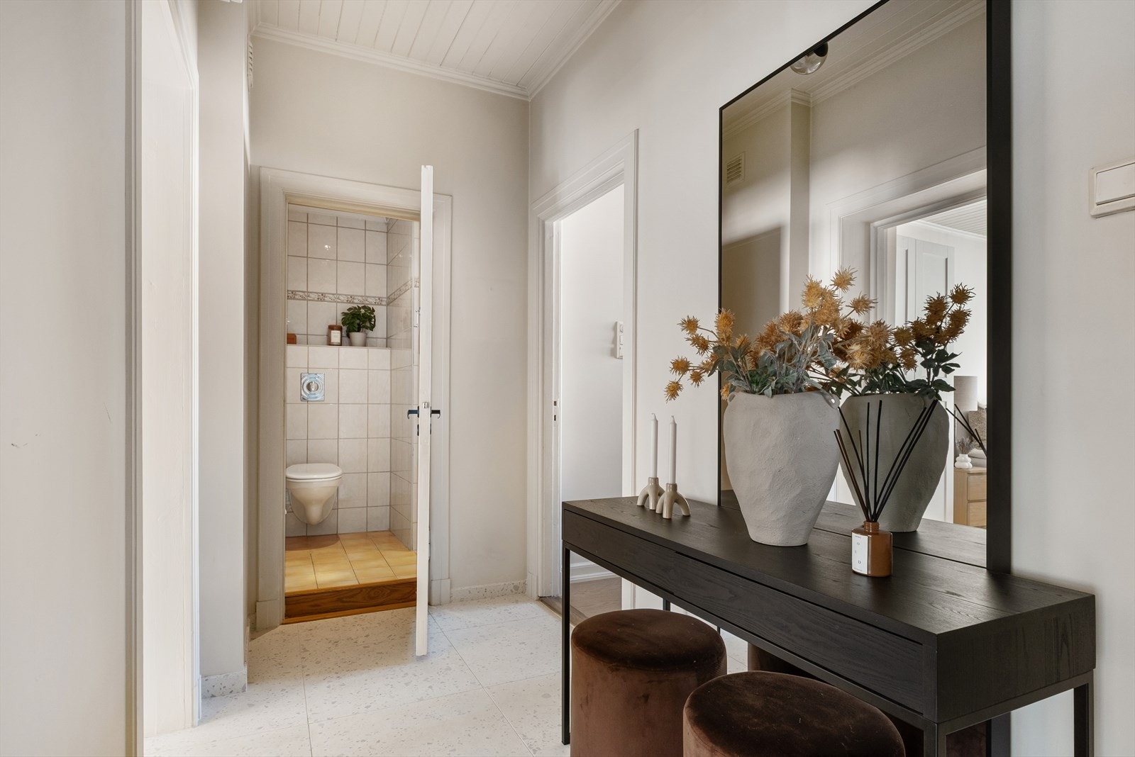 Det er god plass til oppbevaring og møblering, og planløsningen gir enkel adkomst til boligens øvrige rom. Galleribilde